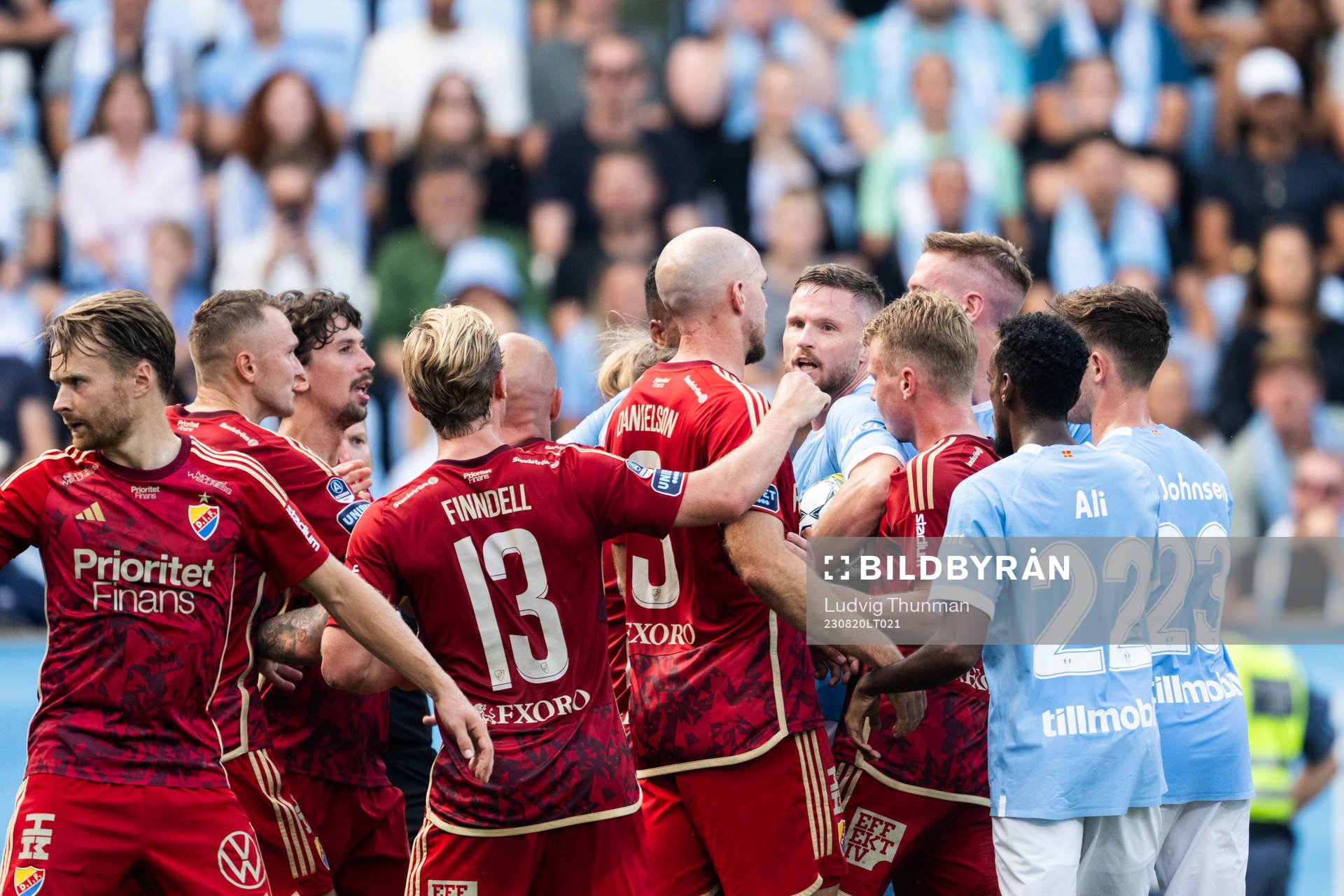 Malmö FFs och Djurgårdens spelare i diskussion