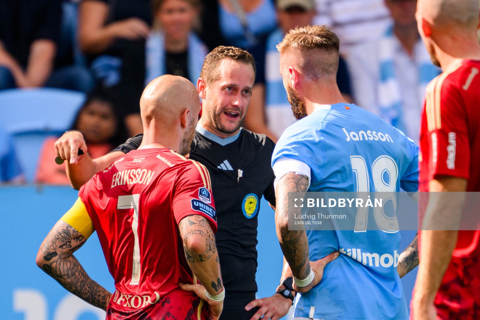 Domare Victor Wolf och Malmö FFs Pontus Jansson och