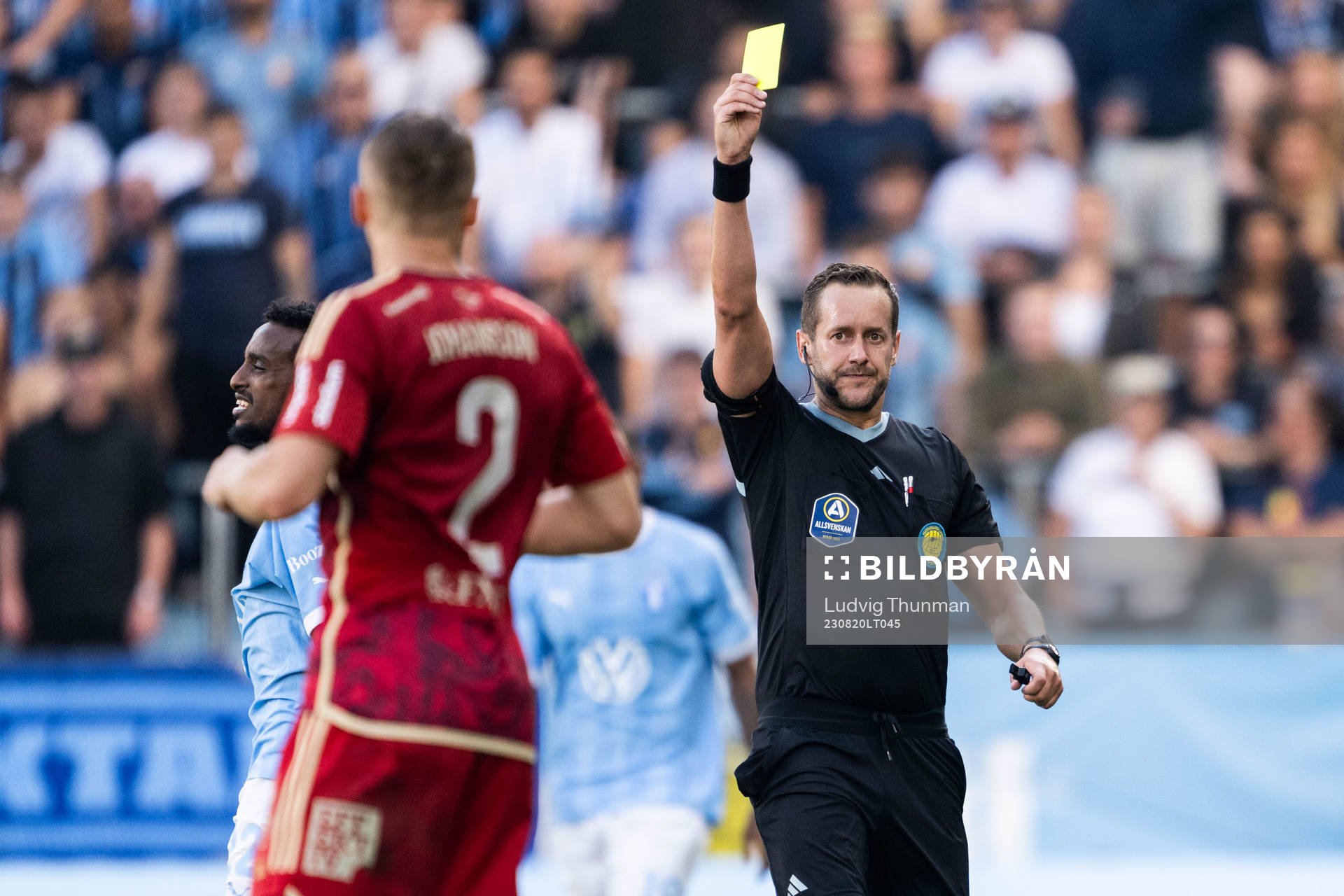 Djurgårdens Piotr Johansson tilldelas gult kort av Domare