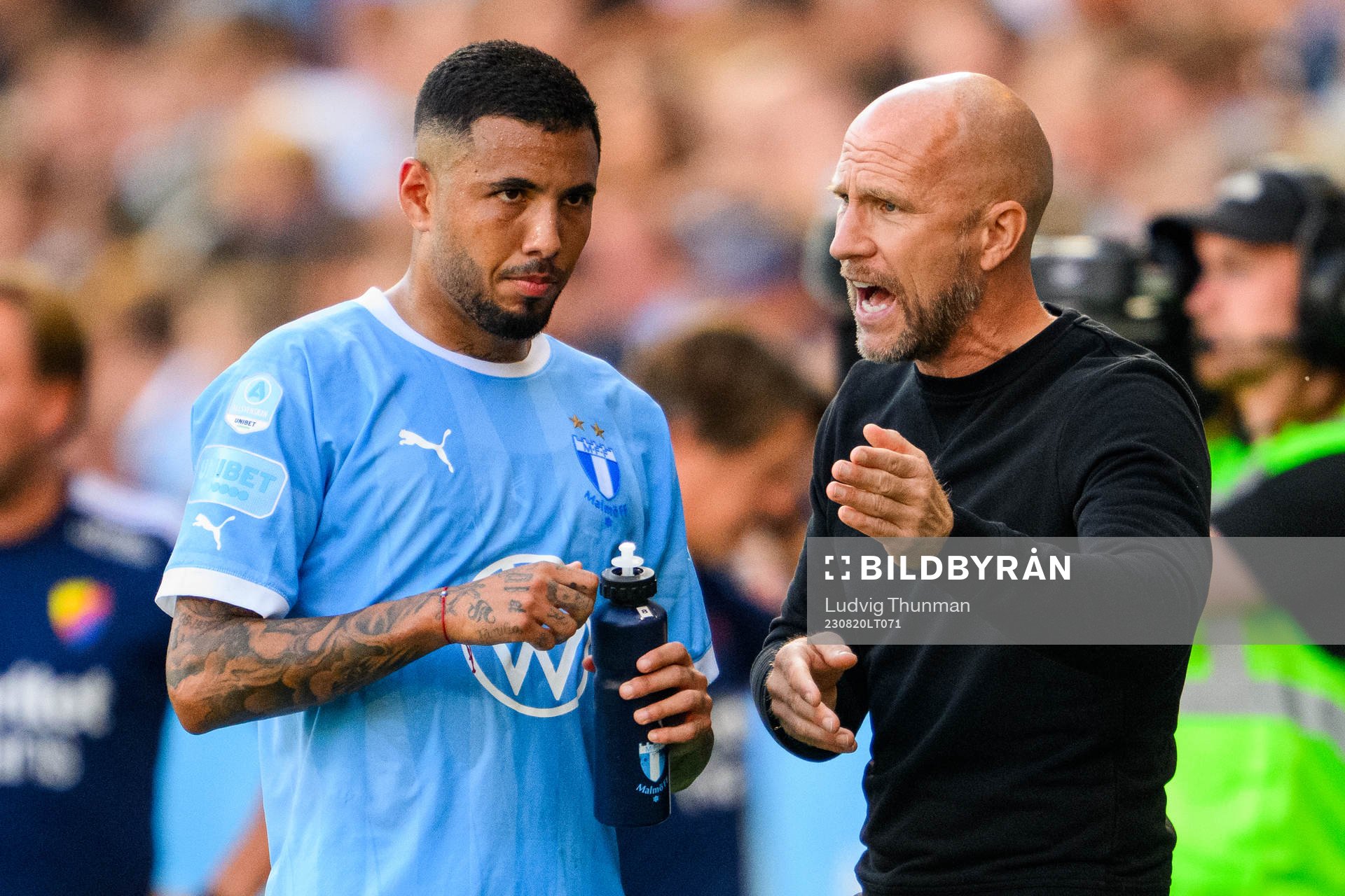 Malmö FFs Sergio Pena i samtal med tränare Henrik Rydström under fotbollsmatchen i Allsvenskan mellan Malmö FF och Djurgården den 20 augusti 2023 i Malmö. 