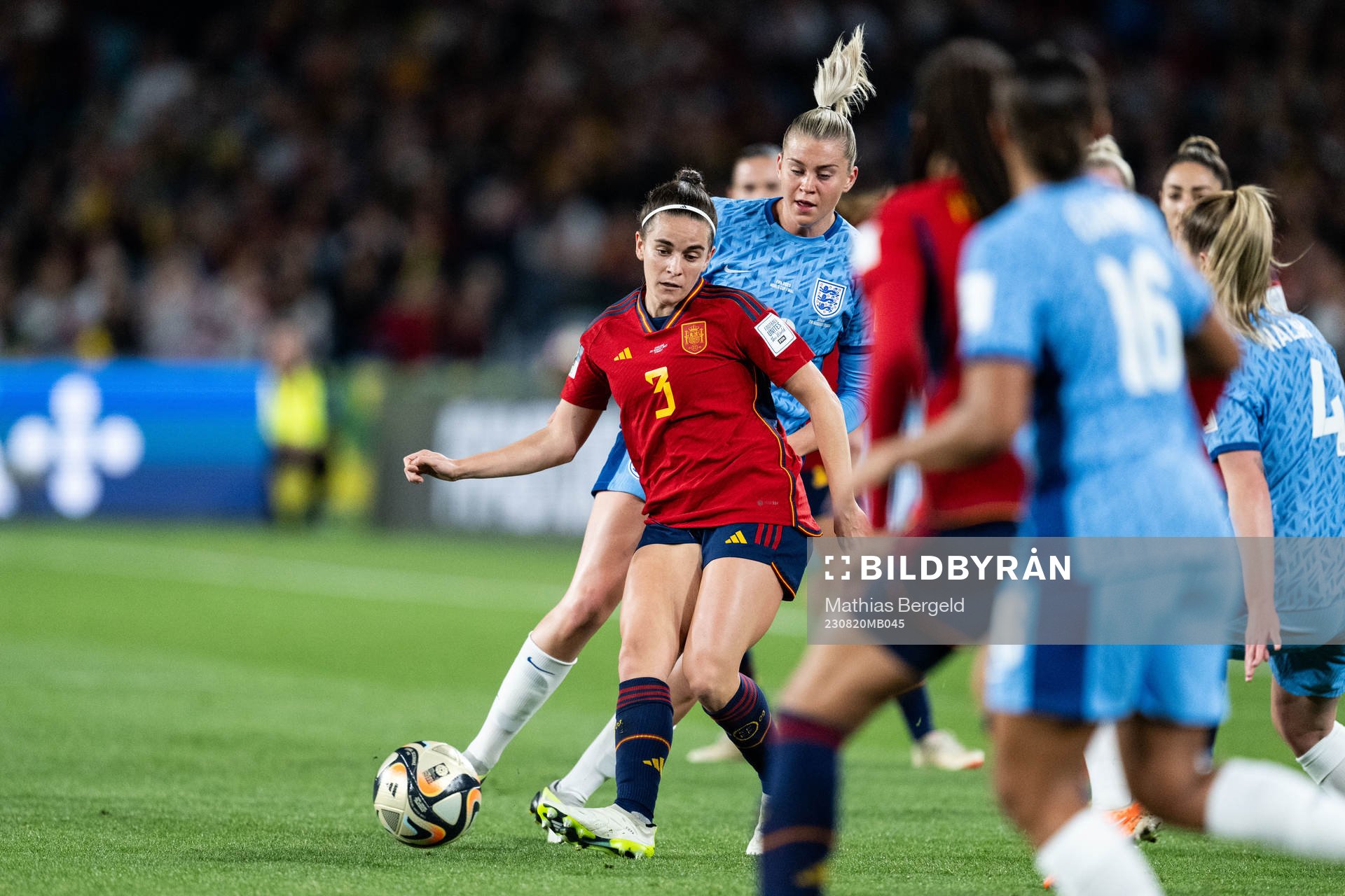 Teresa Abelleira of Spain and Alessia Russo of England