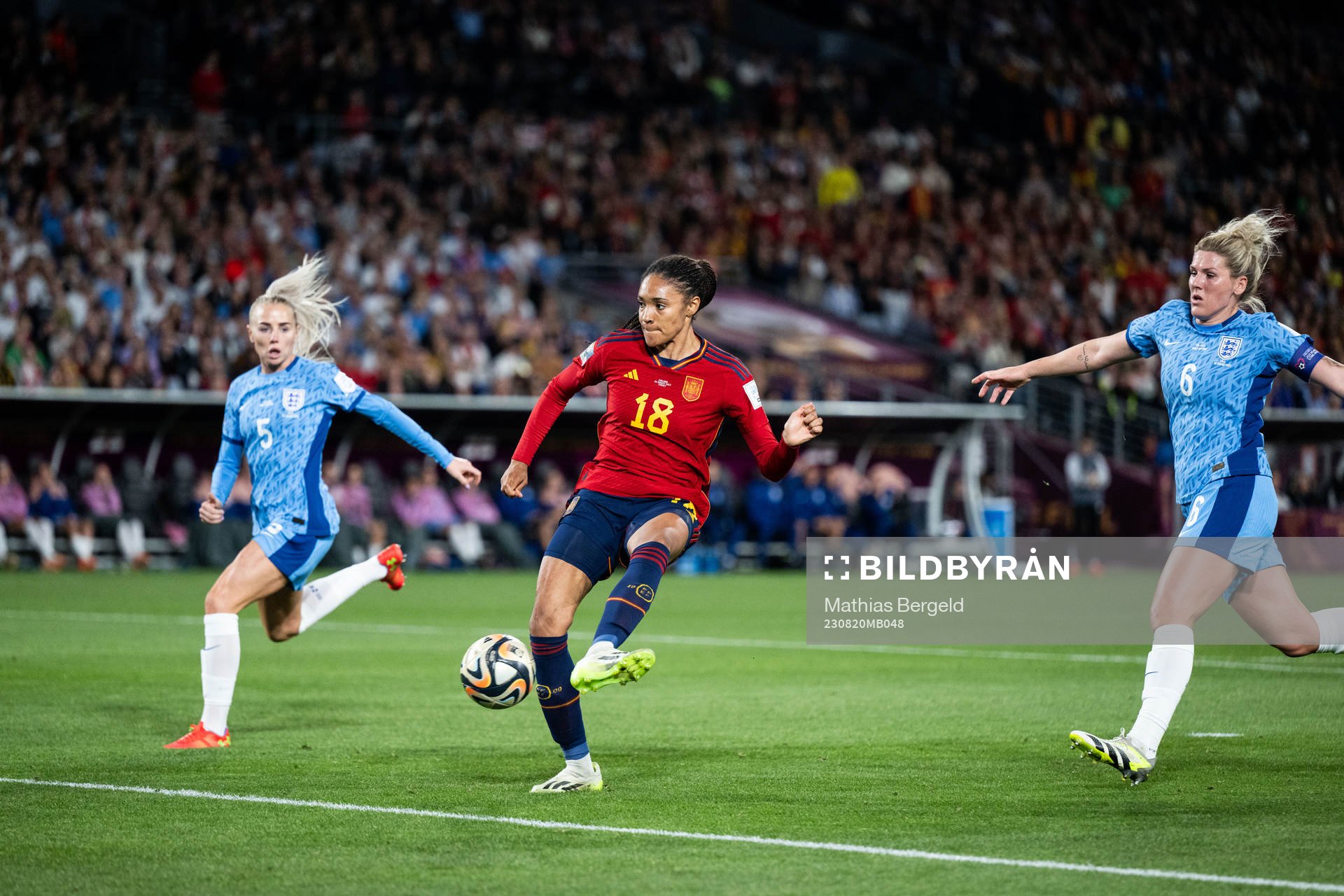Salma Paralluelo of Spain against Alex Greenwood and Millie