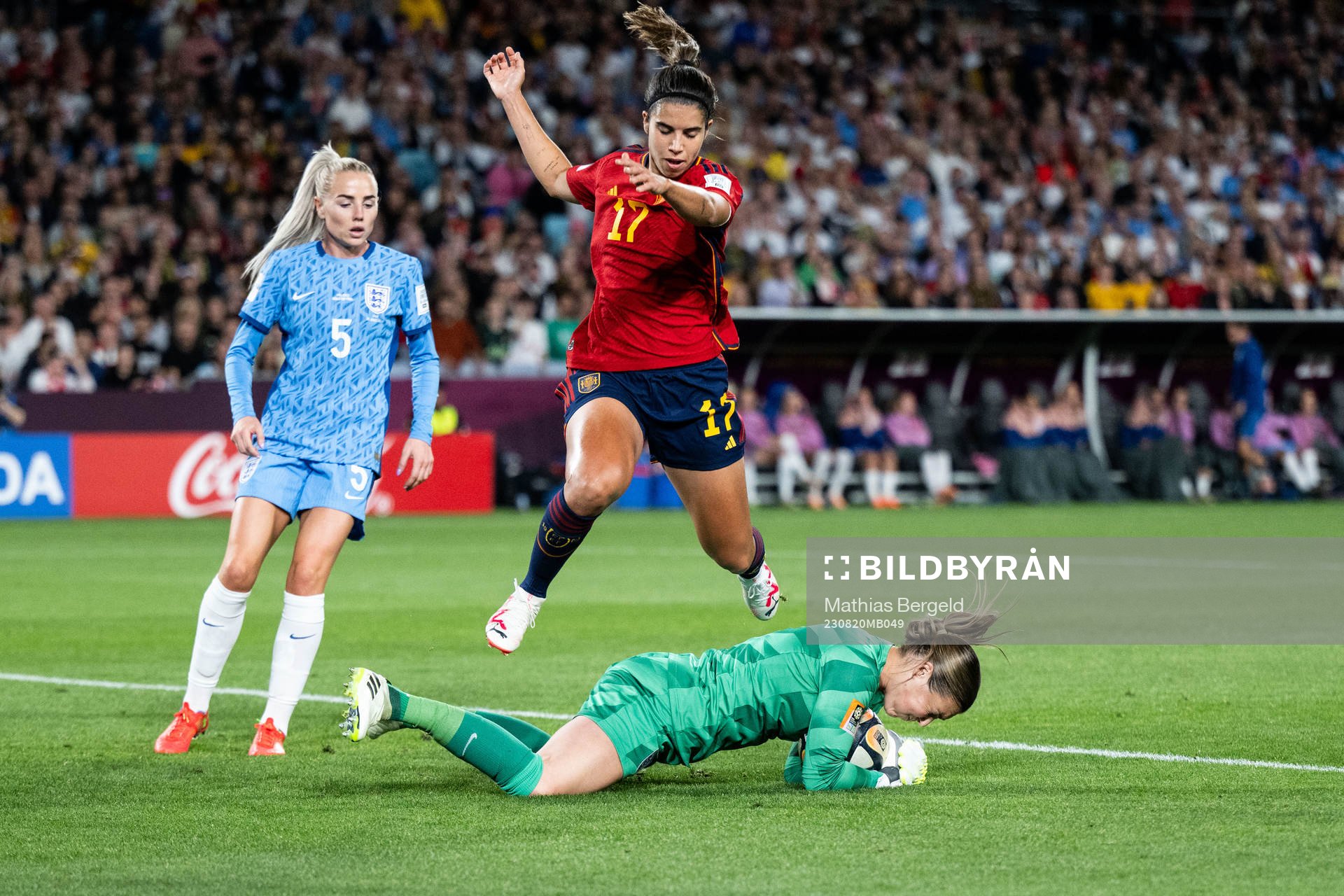Alba Redondo of Spain and goalkeeper Mary Earps of England