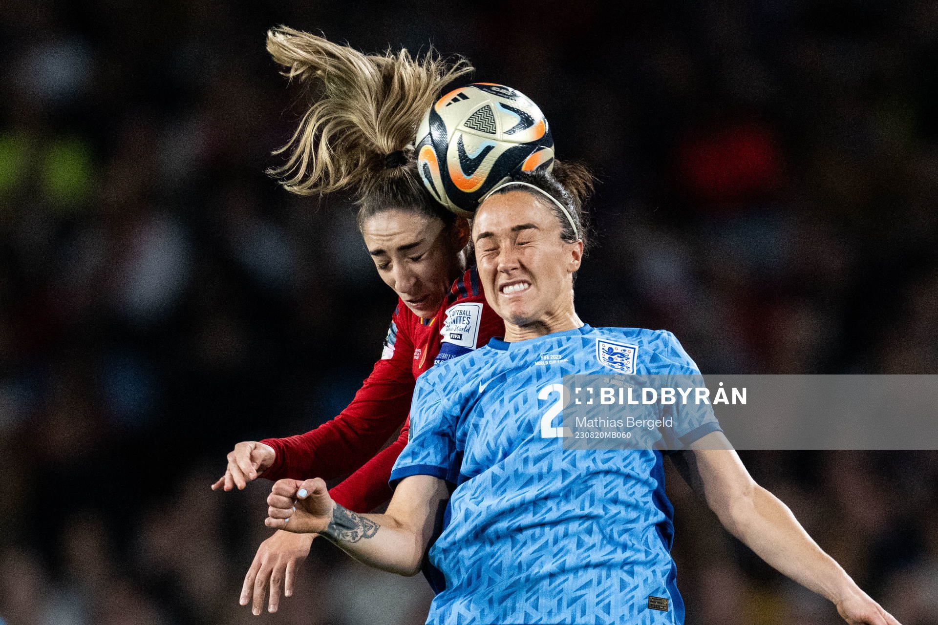Olga Carmona of Spain and Lucy Bronze of England during the FIFA Women's World Cup final between Spain and England on August 20, 2023 in Sydney.