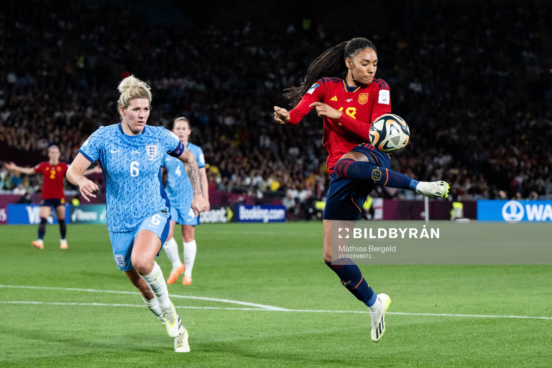 Millie Bright of England and Salma Paralluelo of Spain