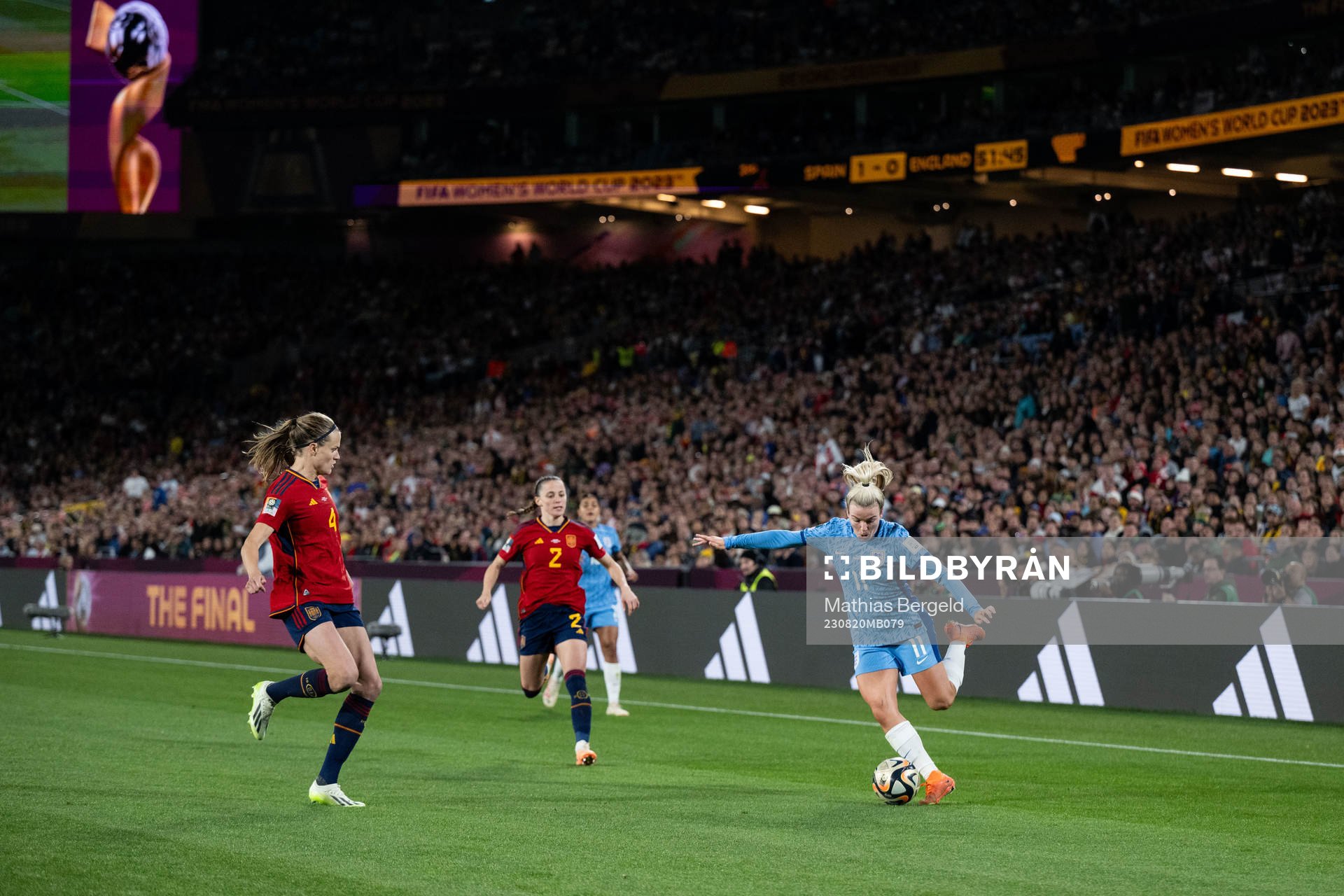 Lauren Hemp of England against Irene Paredes and Ona Batlle