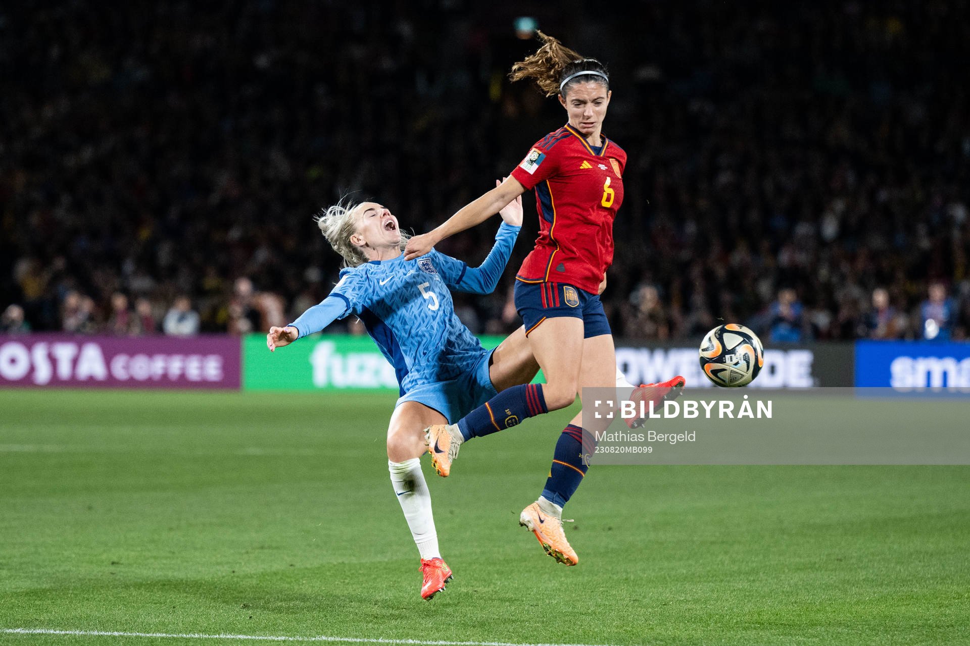 Alex Greenwood of England and Aitana Bonmati of Spain