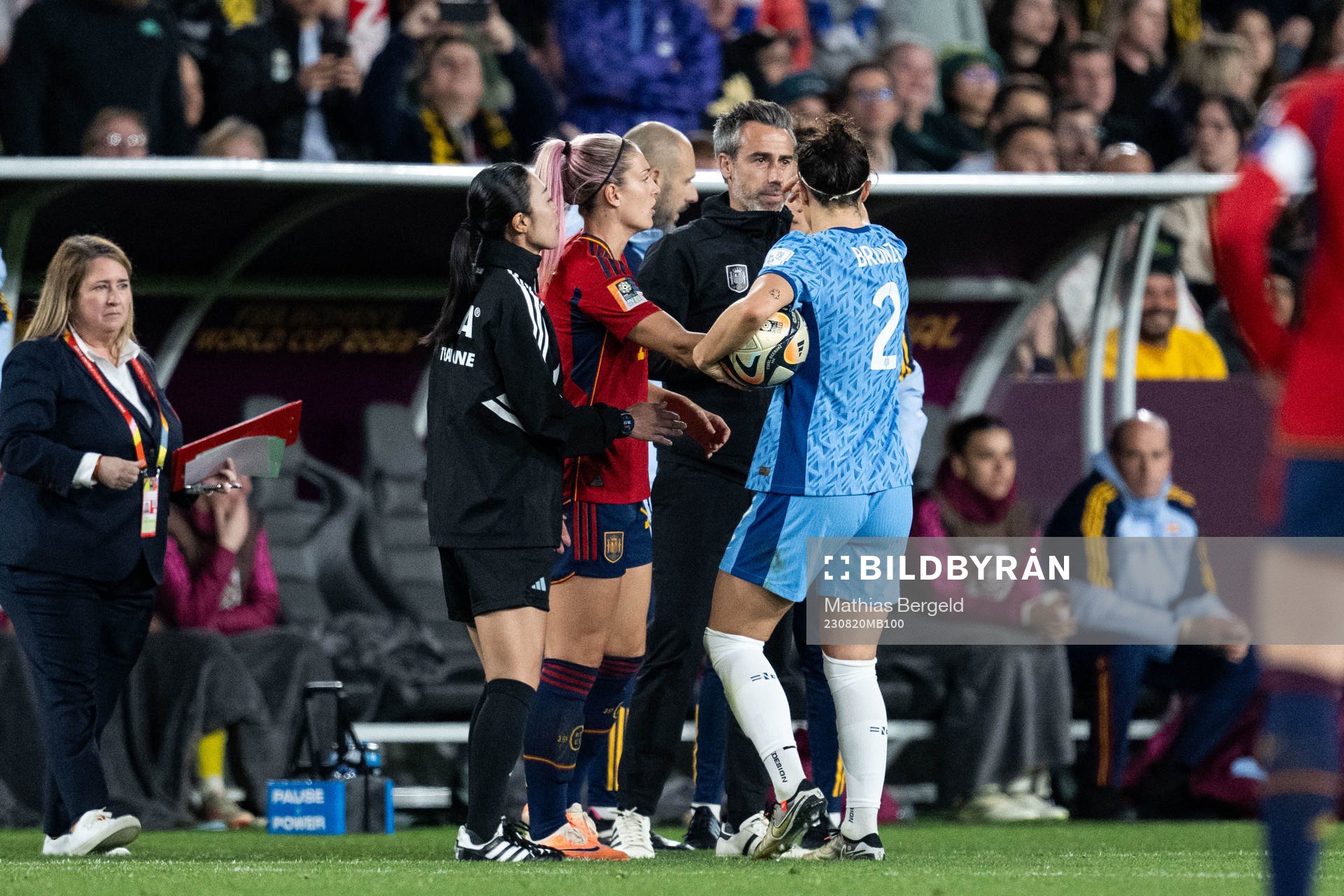 Alexia Putellas and Head coach Jorge Vilda of Spain in discussion with Lucy Bronze of England during the FIFA Women's World Cup final between Spain and England on August 20, 2023 in Sydney.