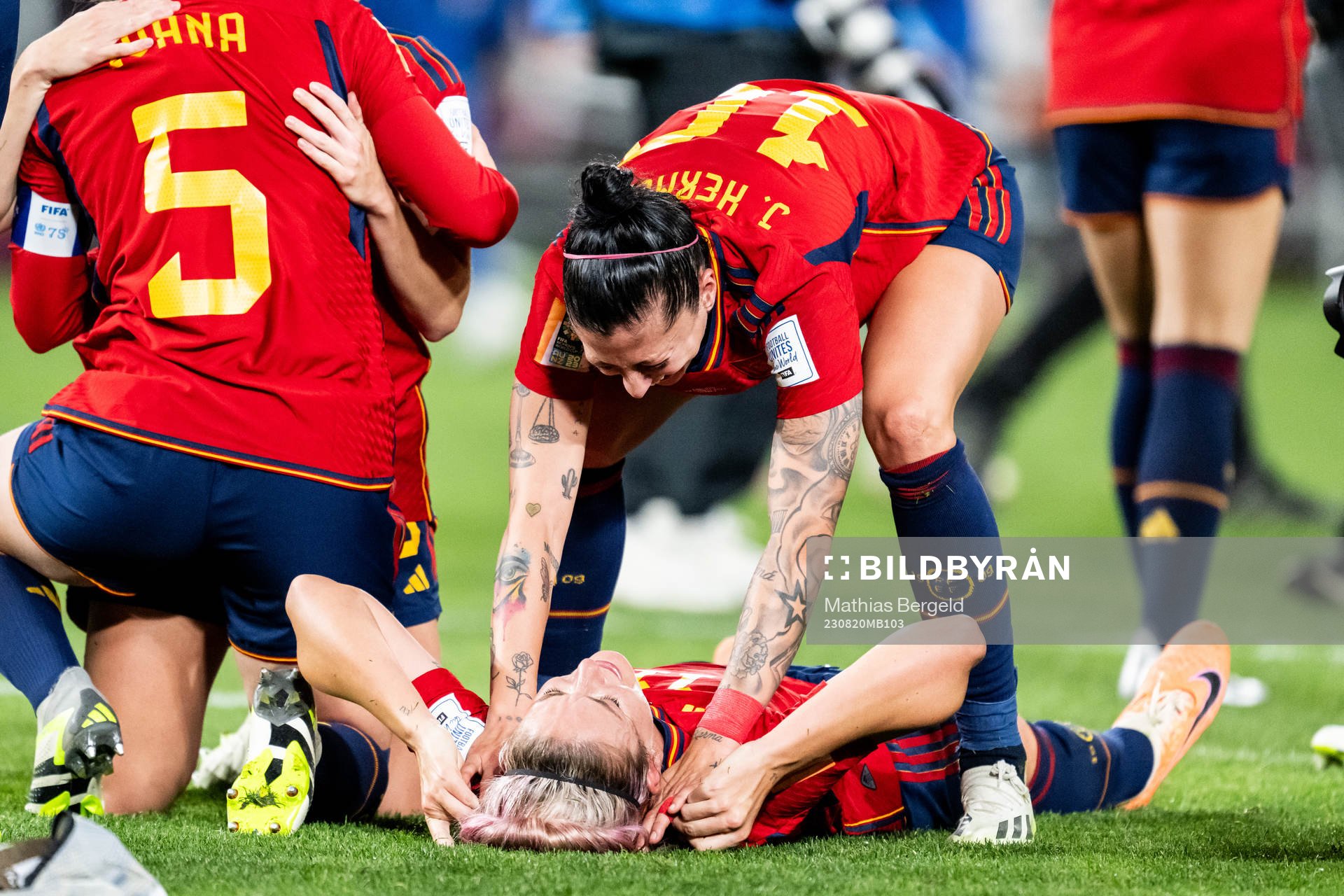 Alexia Putellas and Jennifer Hermoso of Spain celebrates