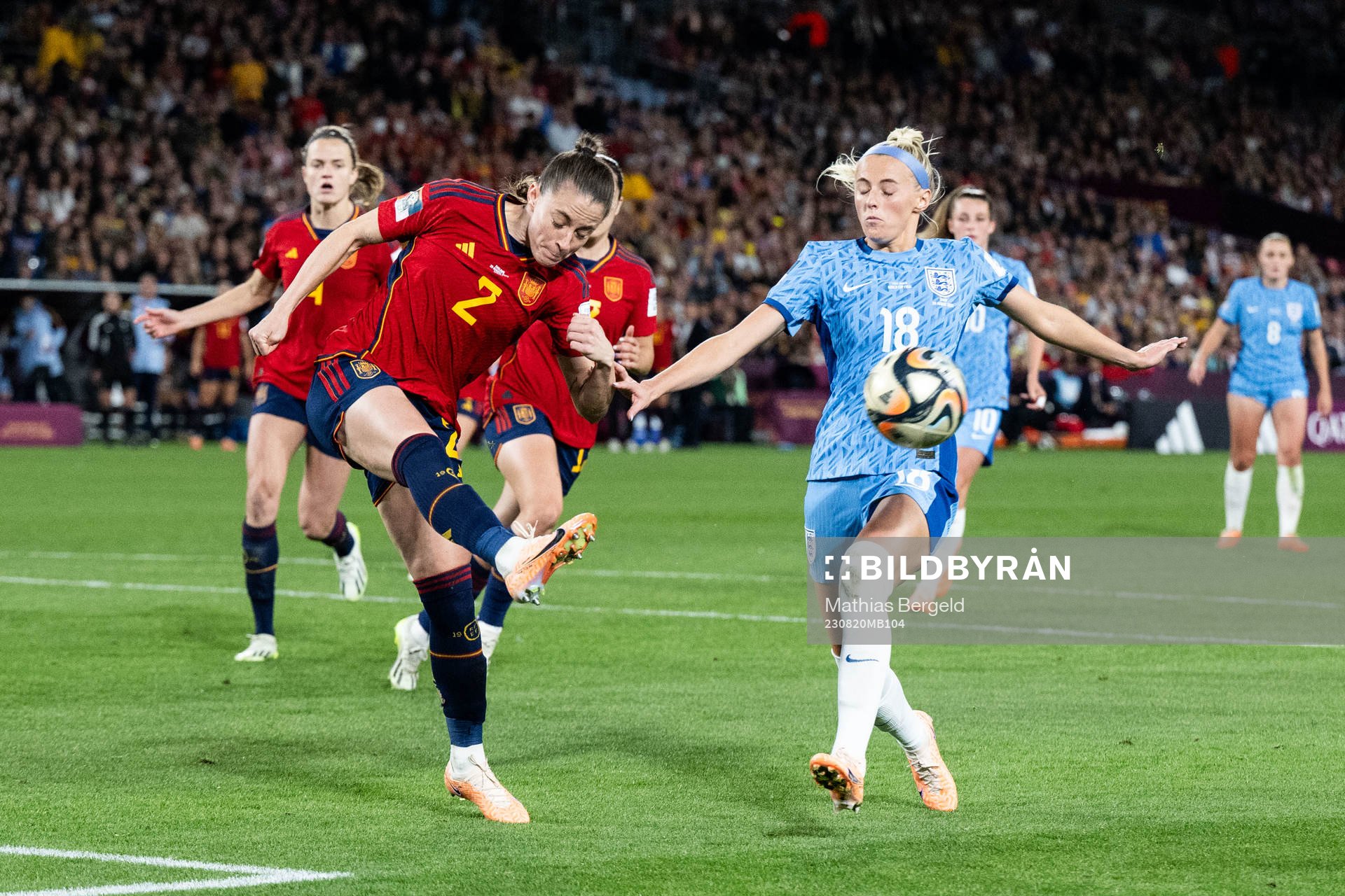 Ona Batlle of Spain and Chloe Kelly of England