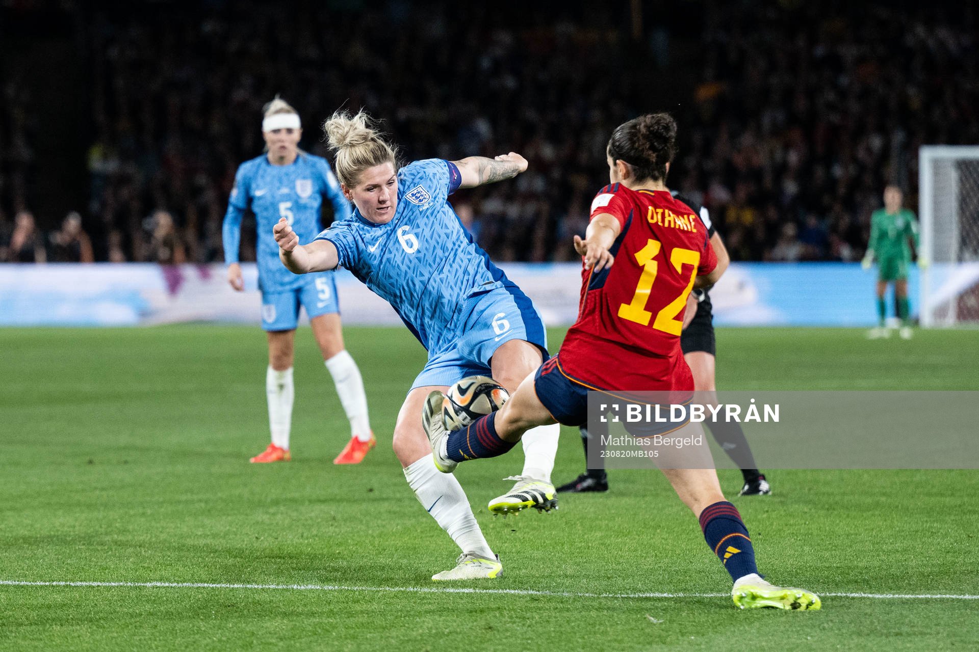 Millie Bright of England and Alba Redondo of Spain