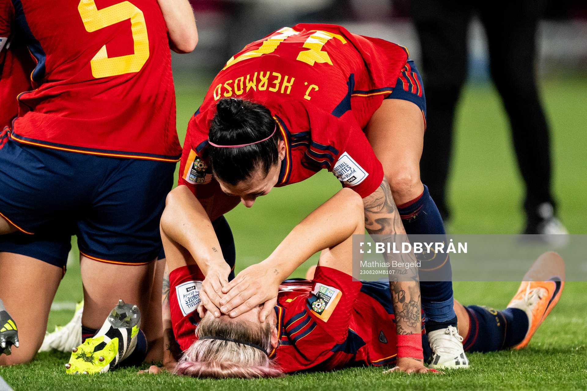 Alexia Putellas and Jennifer Hermoso of Spain celebrates