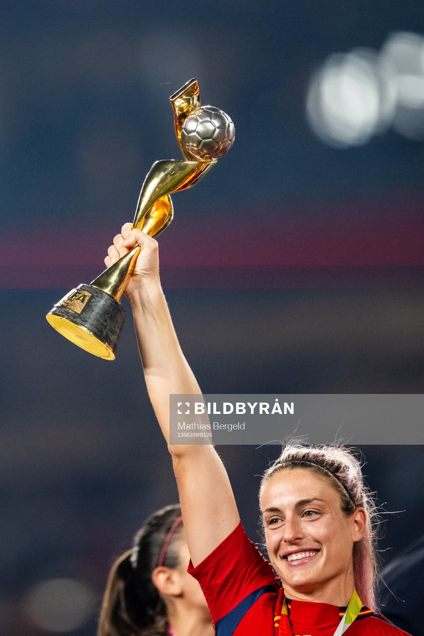 Alexia Putellas of Spain celebrate with the trophy