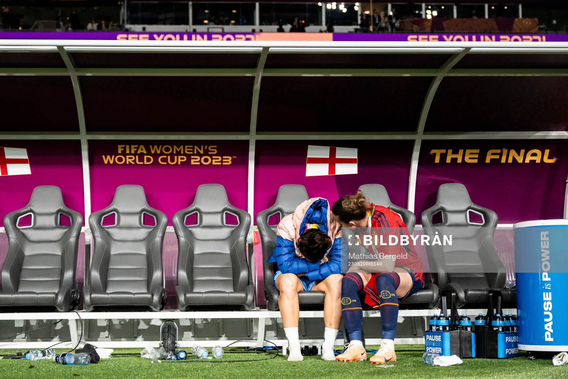 Lucy Bronze of England and Ona Batlle of Spain