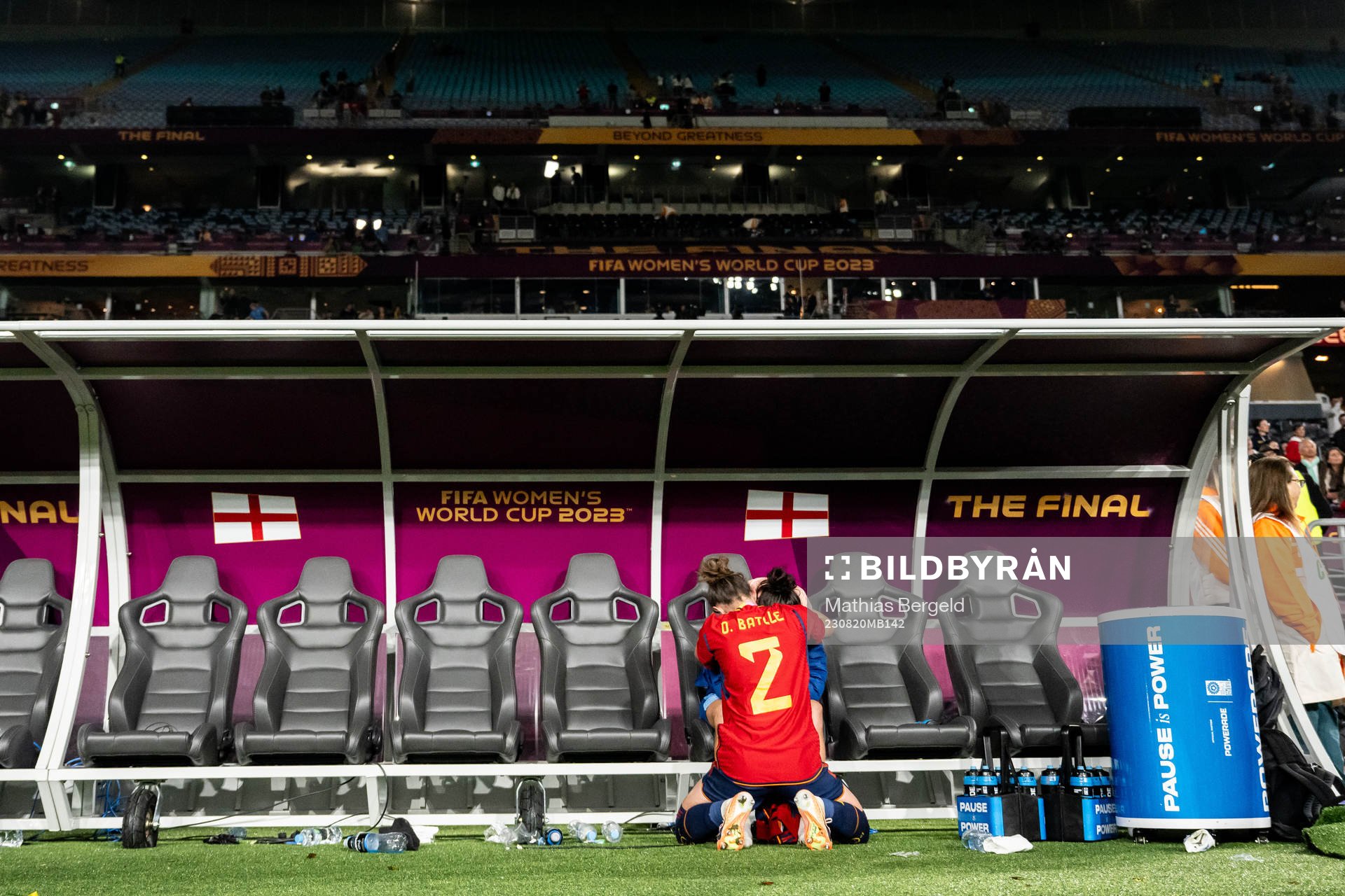 Lucy Bronze of England and Ona Batlle of Spain