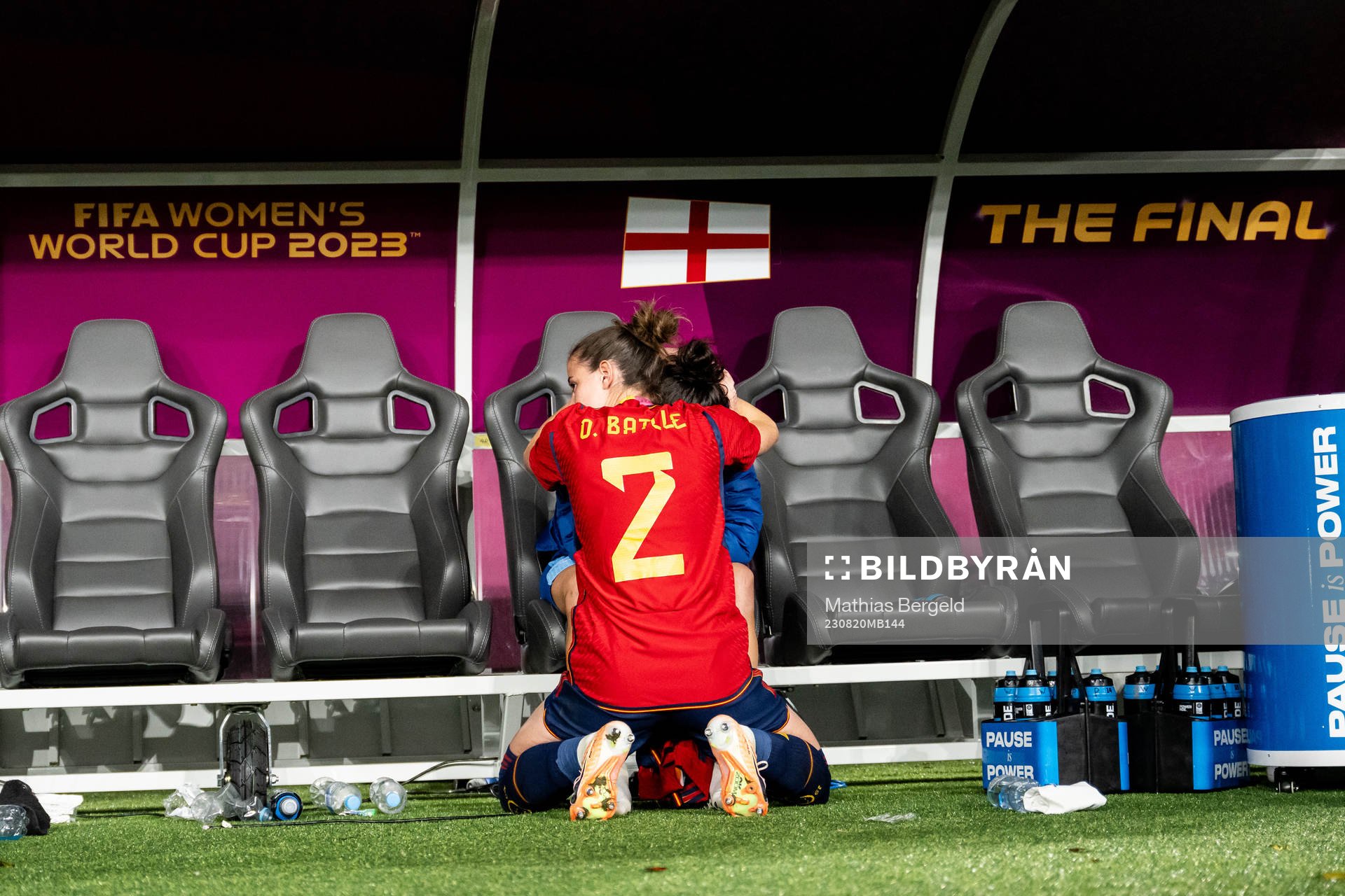 Lucy Bronze of England and Ona Batlle of Spain