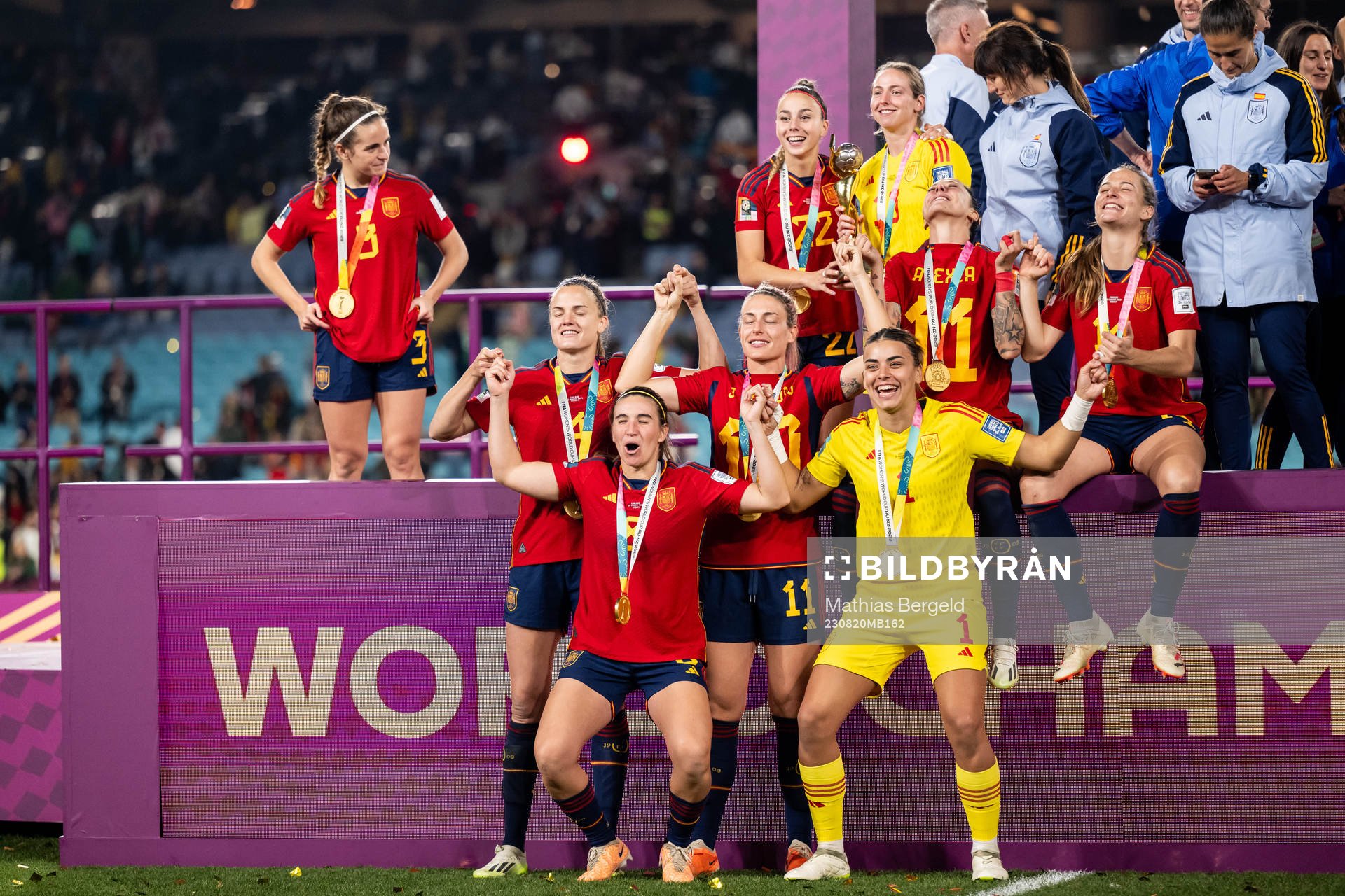 Teresa Abelleira, Irene Paredes, Mariona Caldentey, Alexia Putellas, goalkeeper Misa Rodriguez, Laia Codina, Jennifer Hermoso and Athenea del Castillo of Spain of Spain celebate with the trophy after the FIFA Women's World Cup final between Spain and England on August 20, 2023 in Sydney.