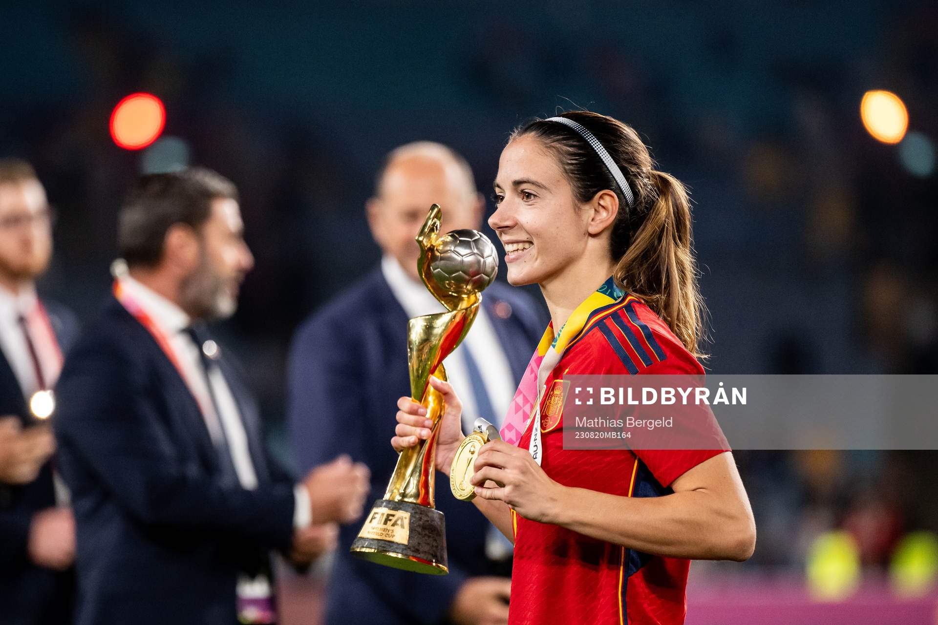 Aitana Bonmati of Spain celebates with the trophy