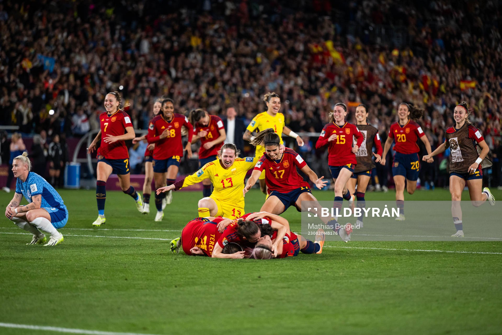 Enith Salon and Alba Redondo of Spain celebrate with Teresa