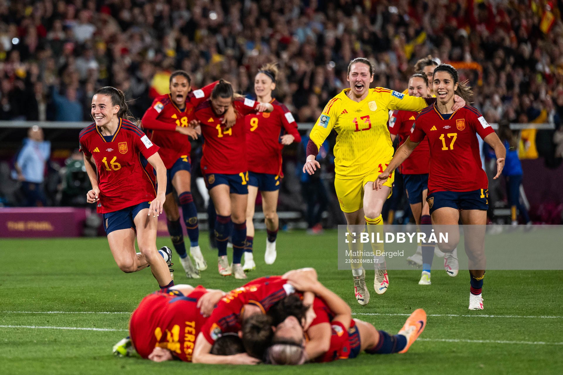 Maria Perez, Enith Salon and Alba Redondo of Spain celebrate