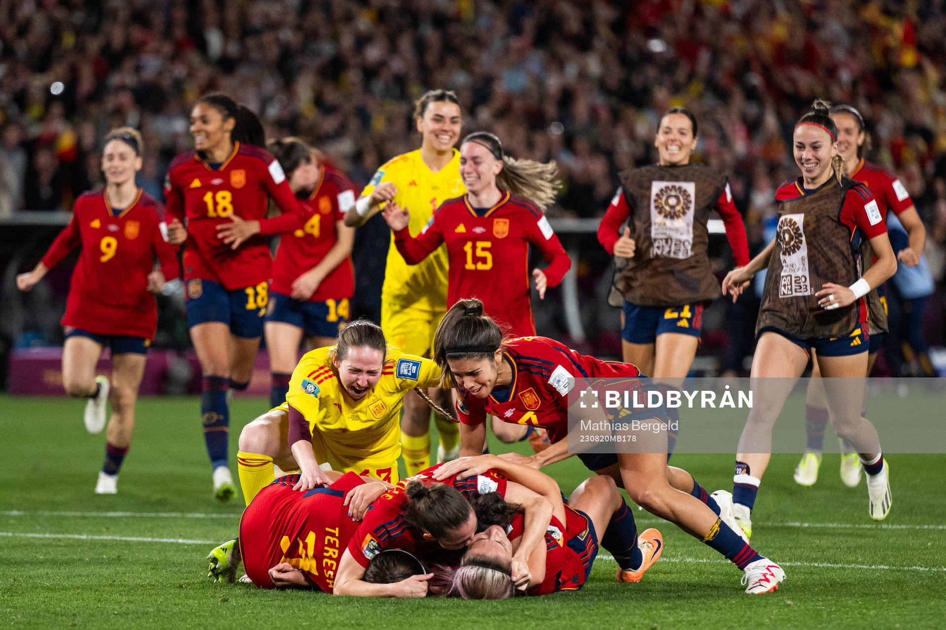 Enith Salon and Alba Redondo of Spain celebrate with Teresa Abelleira, Ona Batlle, Oihane Hernandez and Alexia Putellas after the FIFA Women's World Cup final between Spain and England on August 20, 2023 in Sydney.
