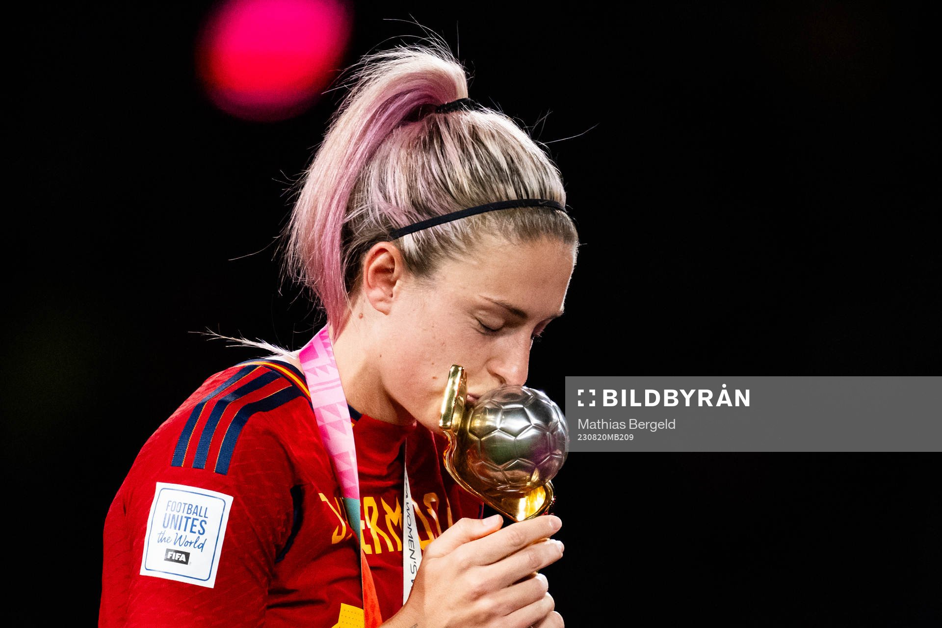 Alexia Putellas of Spain celebrates and kiss the trophy at