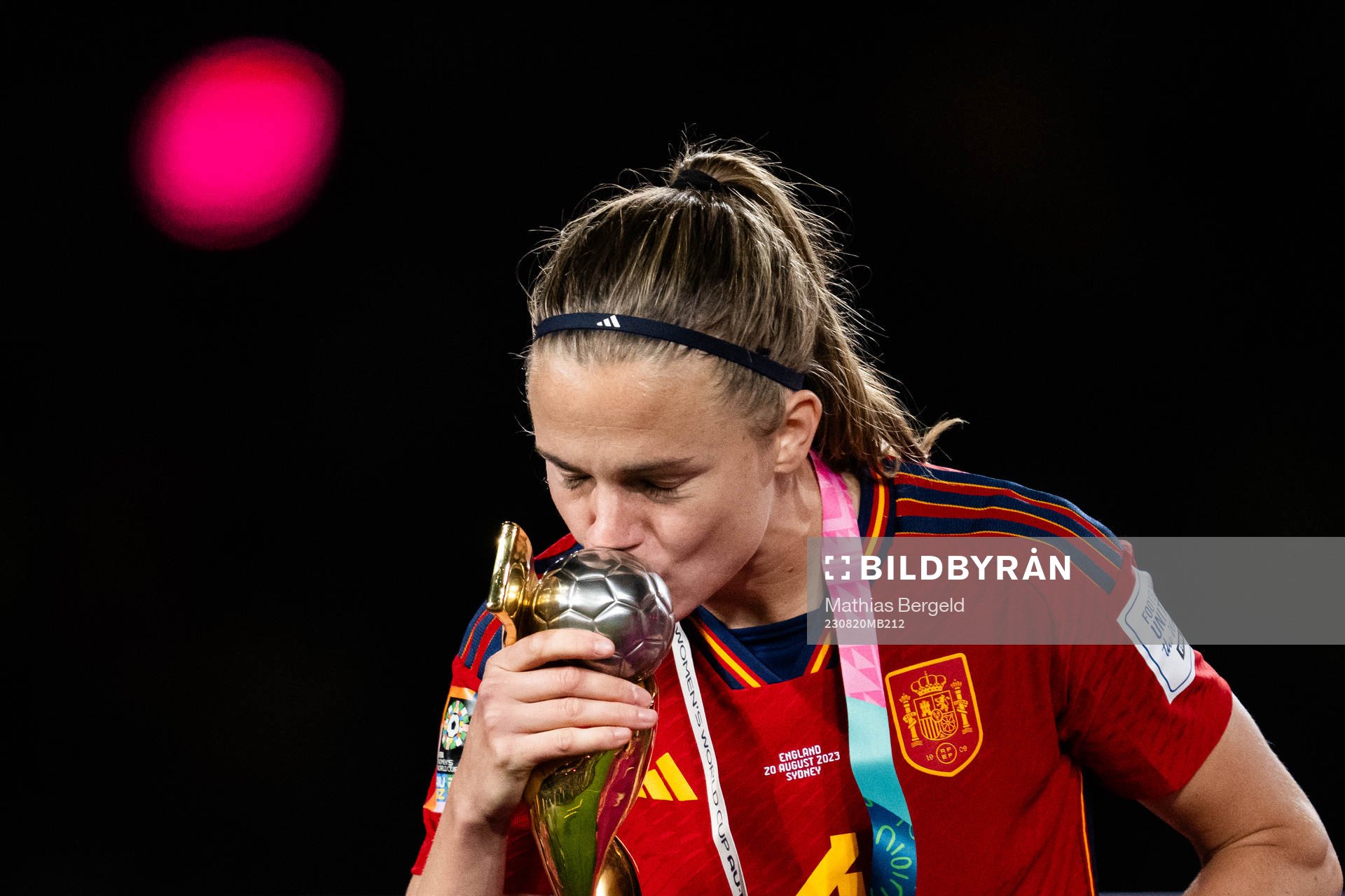 Irene Paredes of Spain celebrates and kiss the trophy at