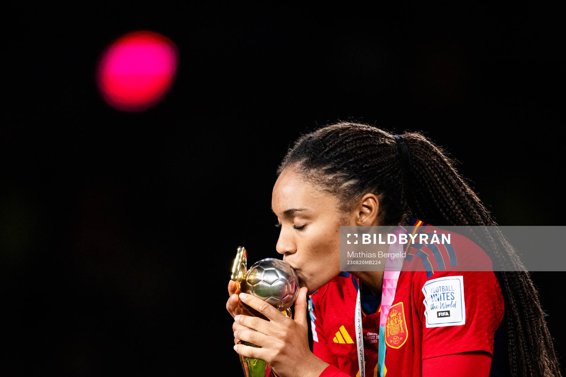 Salma Paralluelo of Spain celebrates and kisses the trophy
