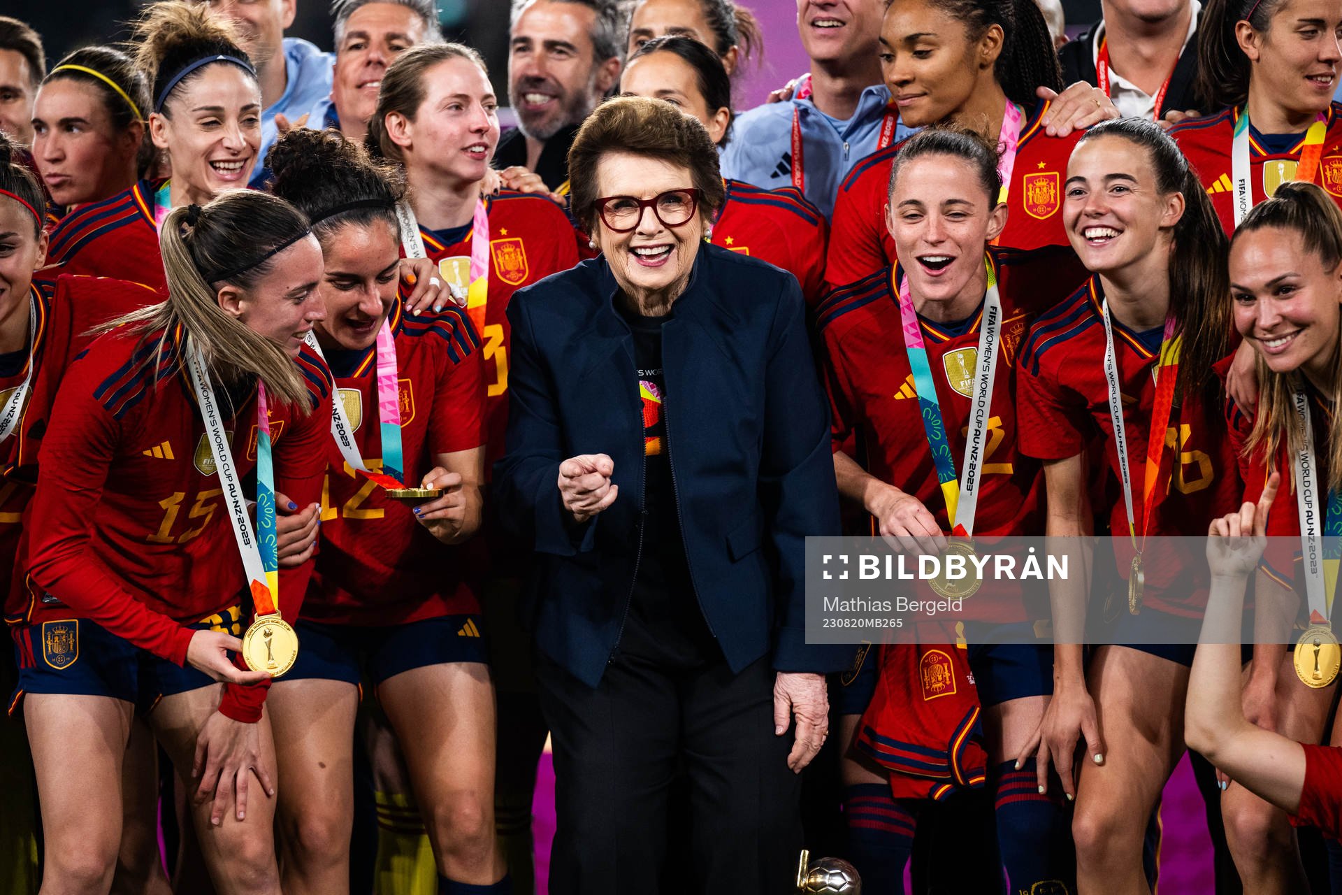 Billie Jean King celebrates with players of Spain