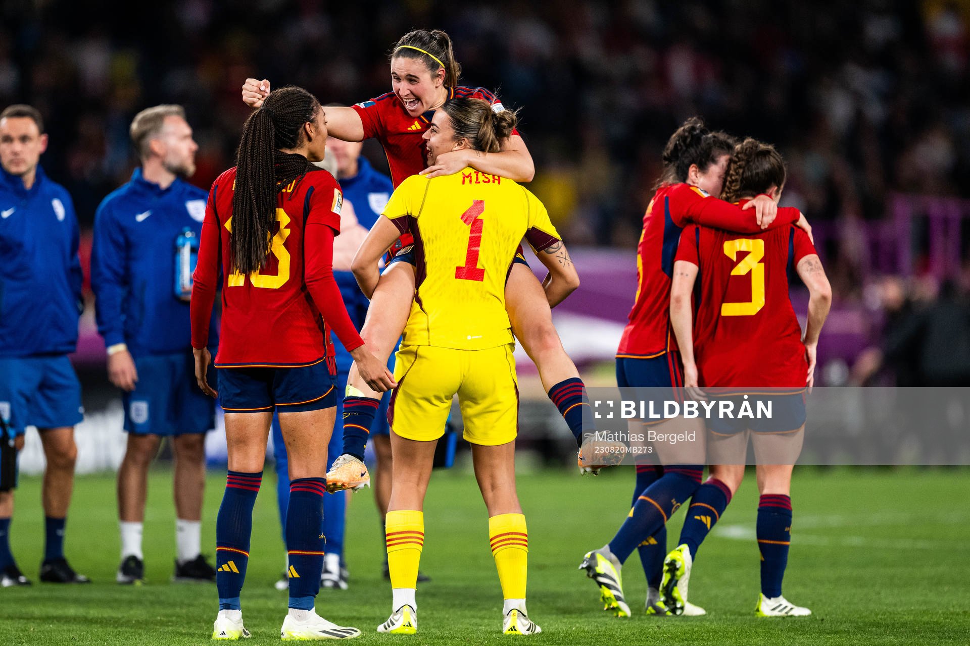 Salma Paralluelo, Mariona Caldentey and goalkeeper Misa