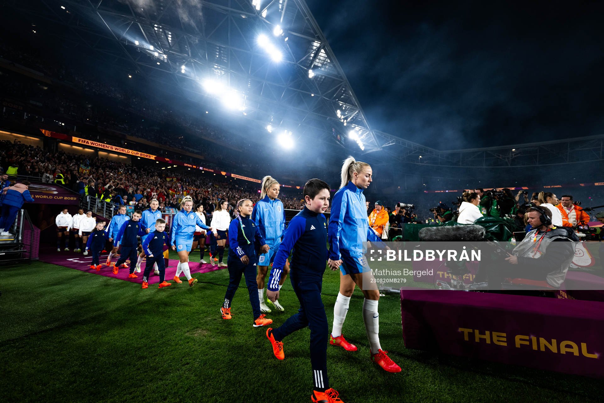 Rachel Daly and Alex Greenwood of England enter the pitch ahead of the FIFA Women's World Cup final between Spain and England on August 20, 2023 in Sydney.