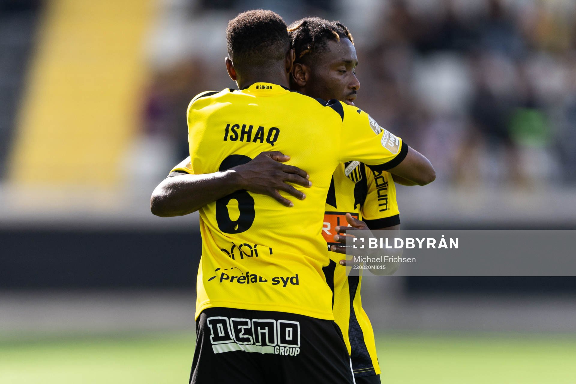 Häckens Ibrahim Sadiq jublar med Abdulrazaq Ishaq