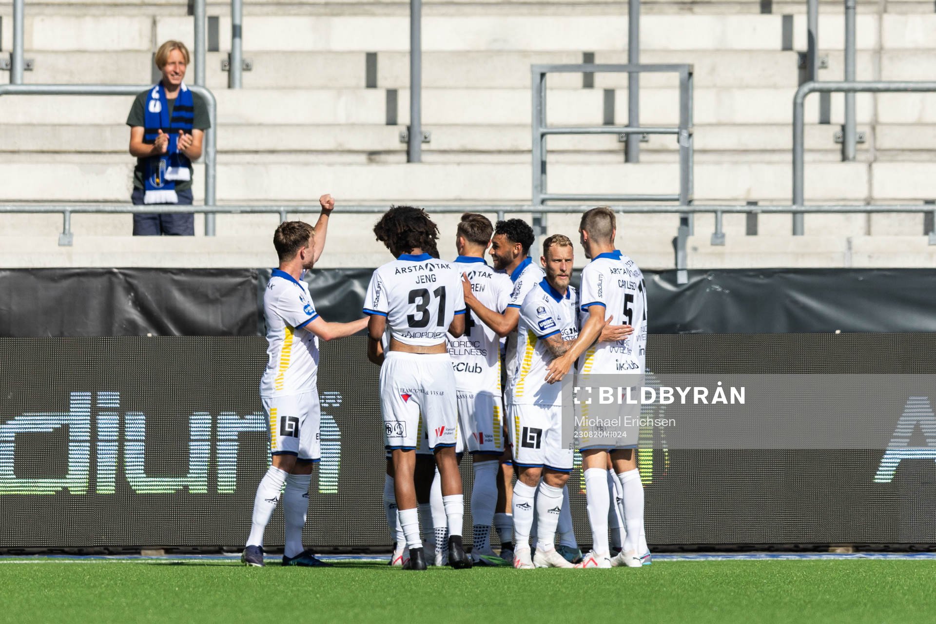 Sirius Joakim Persson jublar med lagkamrater