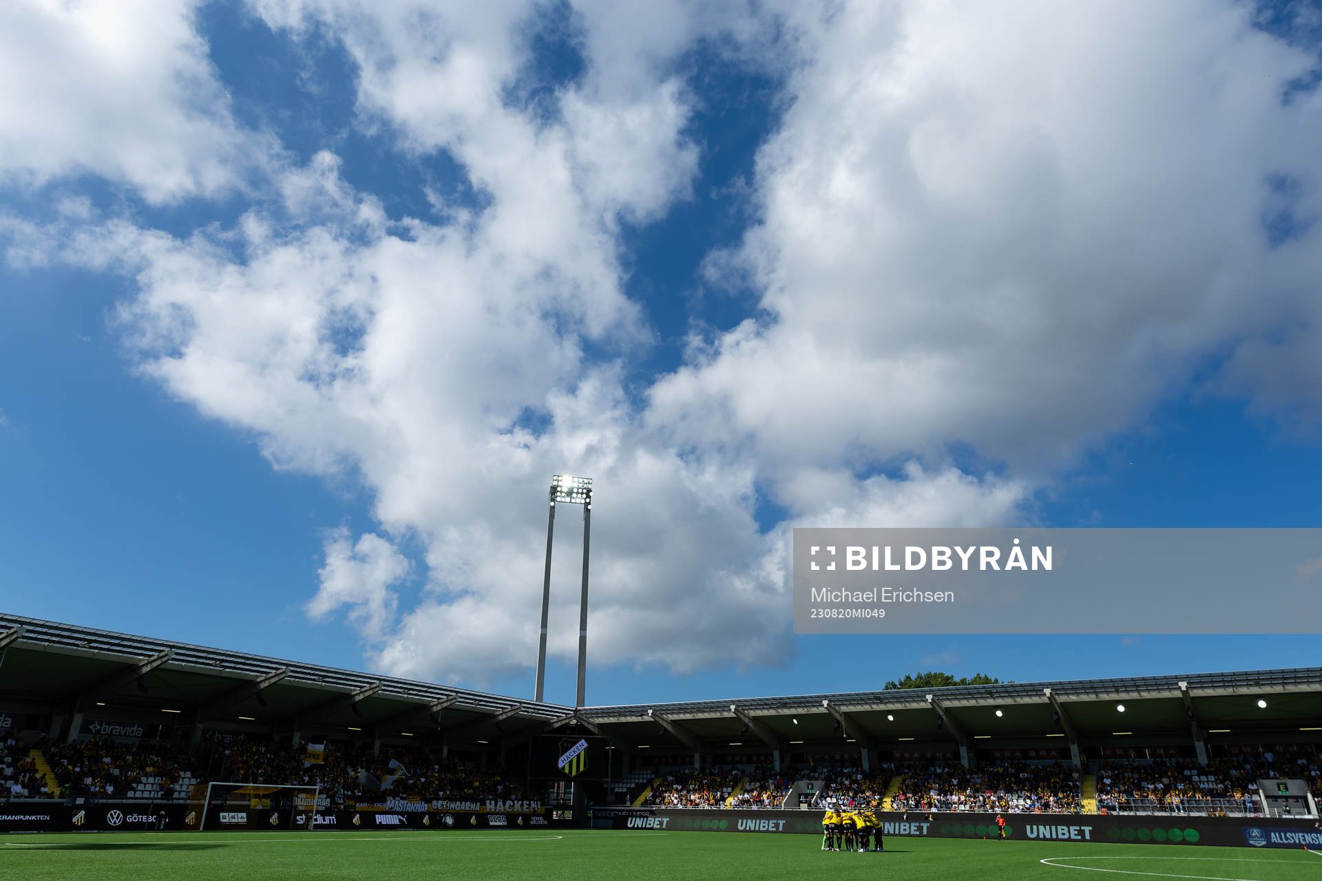 Häckens spelare samlade innan fotbollsmatchen i