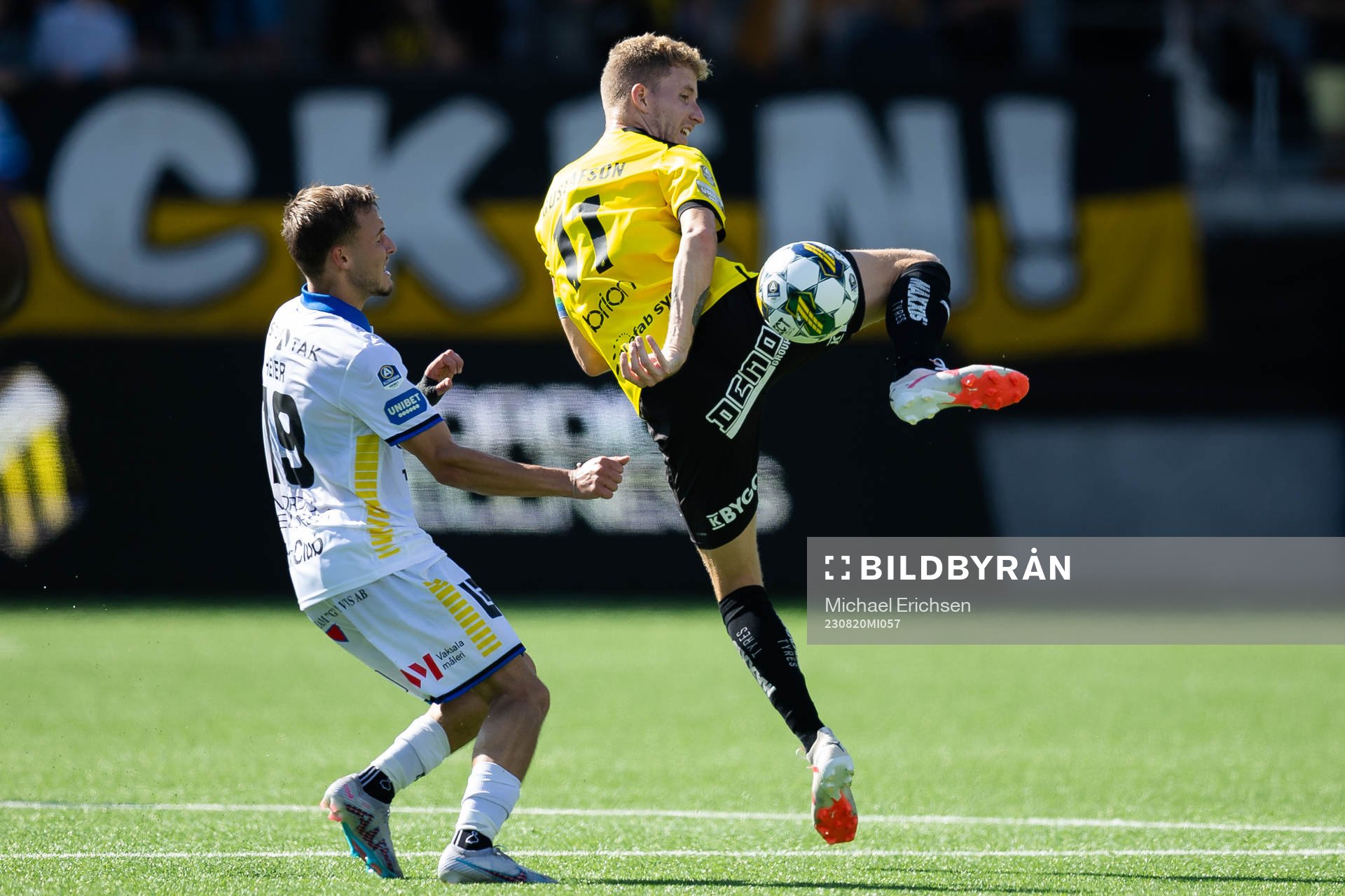 Sirius Melker Heier och Häckens Samuel Gustafson under fotbollsmatchen i Allsvenskan mellan Häcken och Sirius den 20 augusti 2023 i Göteborg. 
