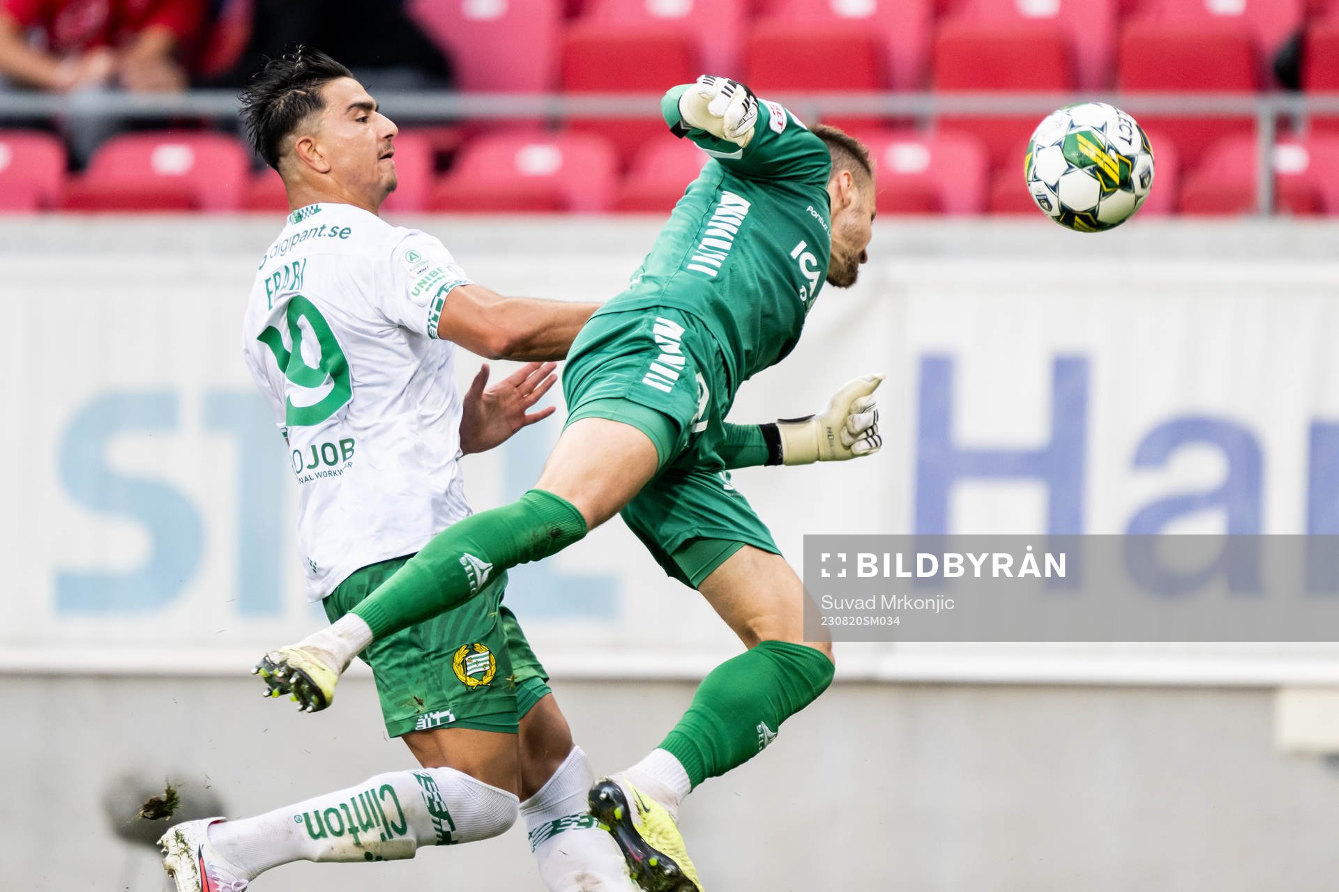 Hammarbys Jusef Erabi och Kalmars målvakt Ricardo Friedrich