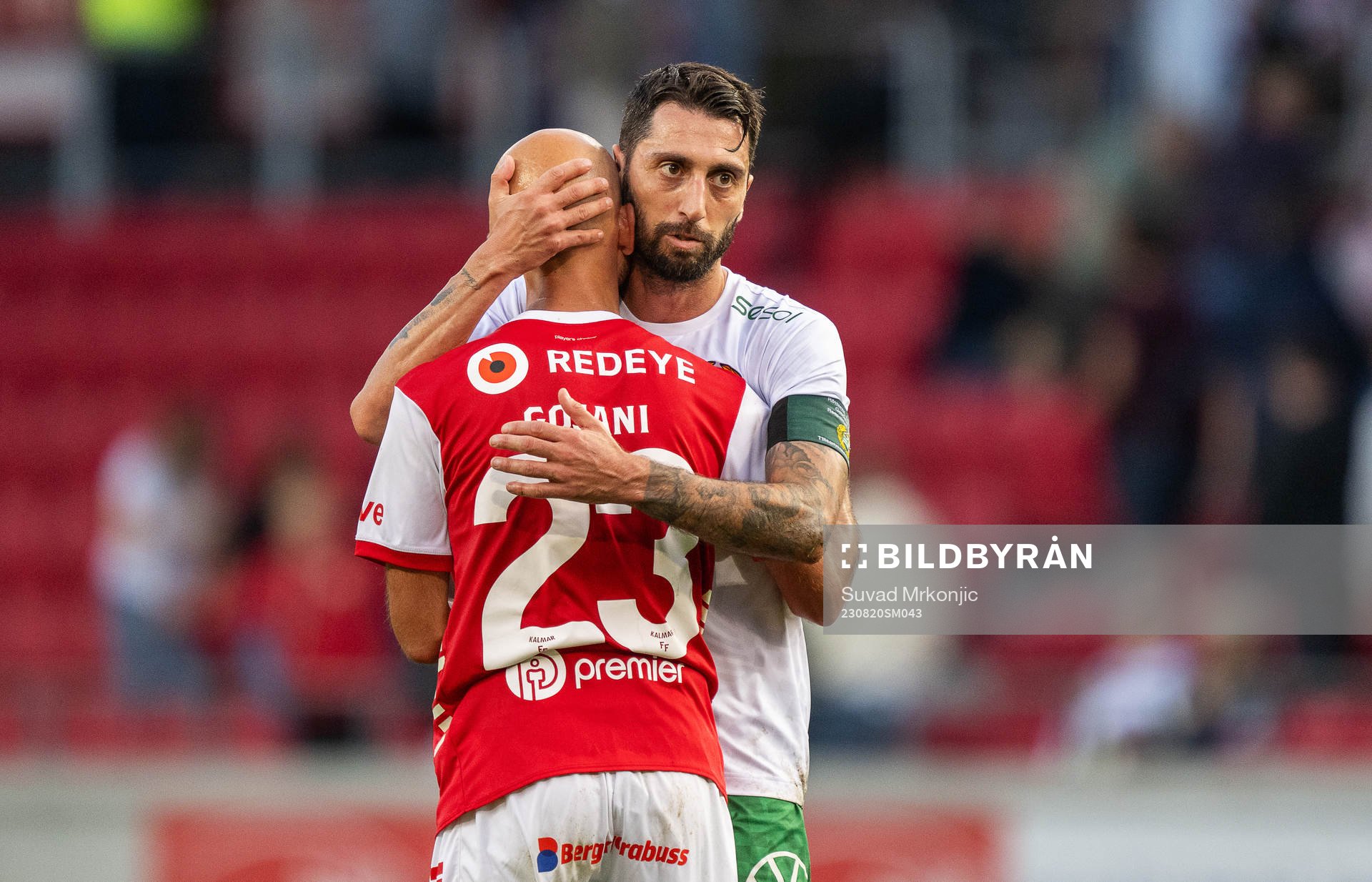 Kalmars Robert Gojani och Hammarbys Nahir Besara tackar
