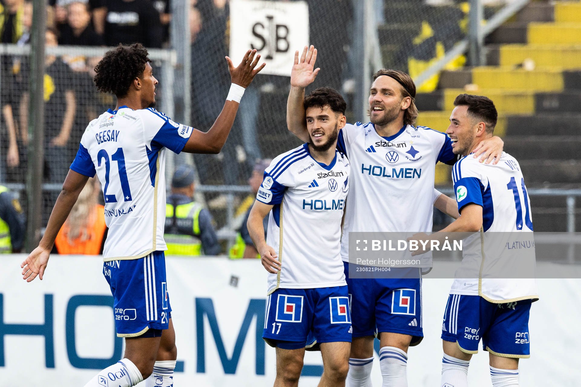 IFK Norrköpings Christoffer Nyman jublar med lagkamrater