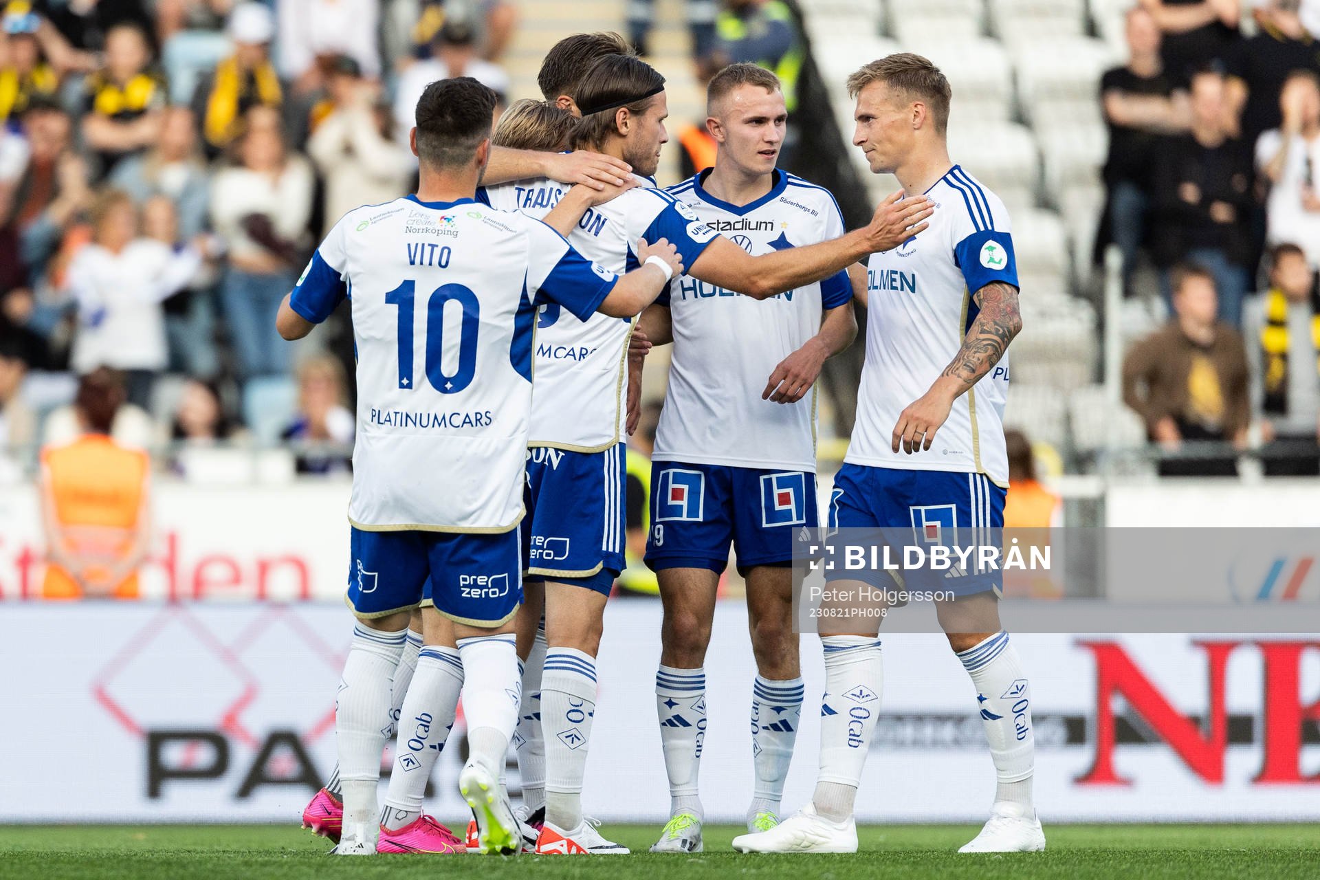 IFK Norrköpings Arnor Traustason jublar med lagkamrater