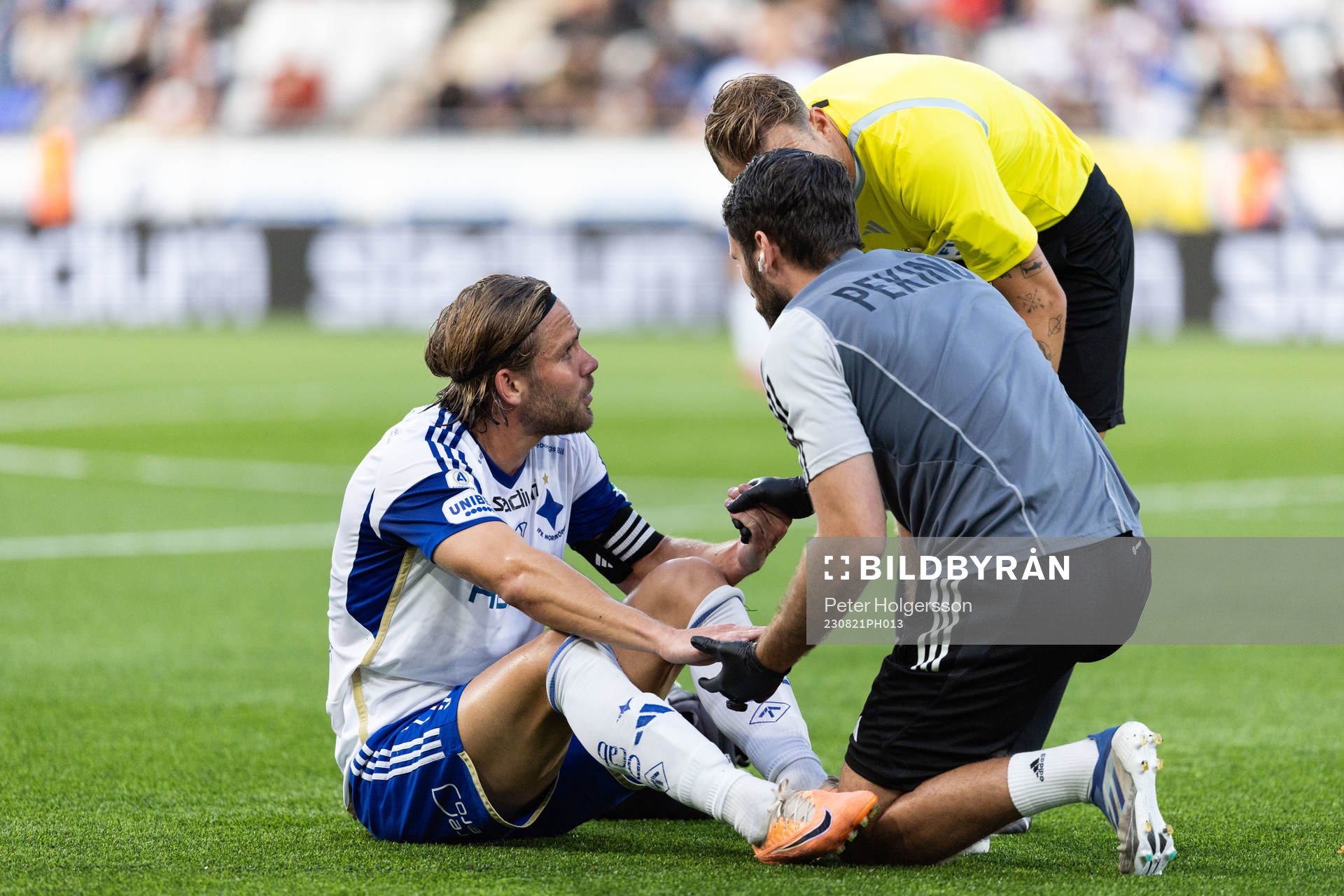 IFK Norrköpings Christoffer Nyman har ont och får vård under fotbollsmatchen i Allsvenskan mellan IFK Norrköping och AIK den 21 augusti 2023 i Norrköping.
