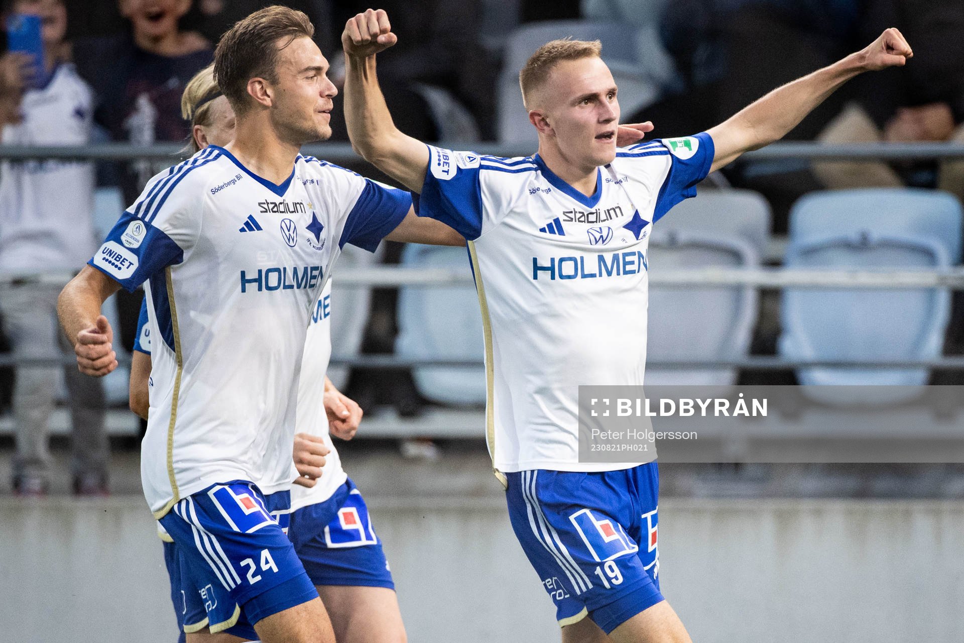 IFK Norrköpings Victor Stange Lind jublar med Anton Eriksson efter 3-1 under fotbollsmatchen i Allsvenskan mellan IFK Norrköping och AIK den 21 augusti 2023 i Norrköping.