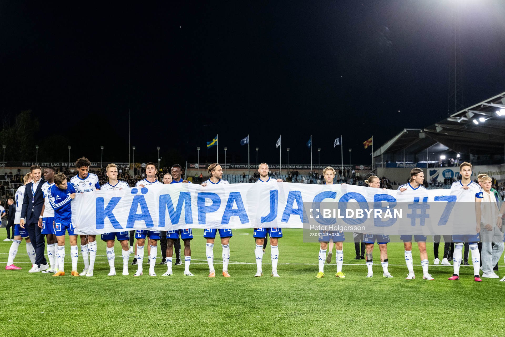 IFK Norrköpings spelare med en banderoll tillägnad Jacob