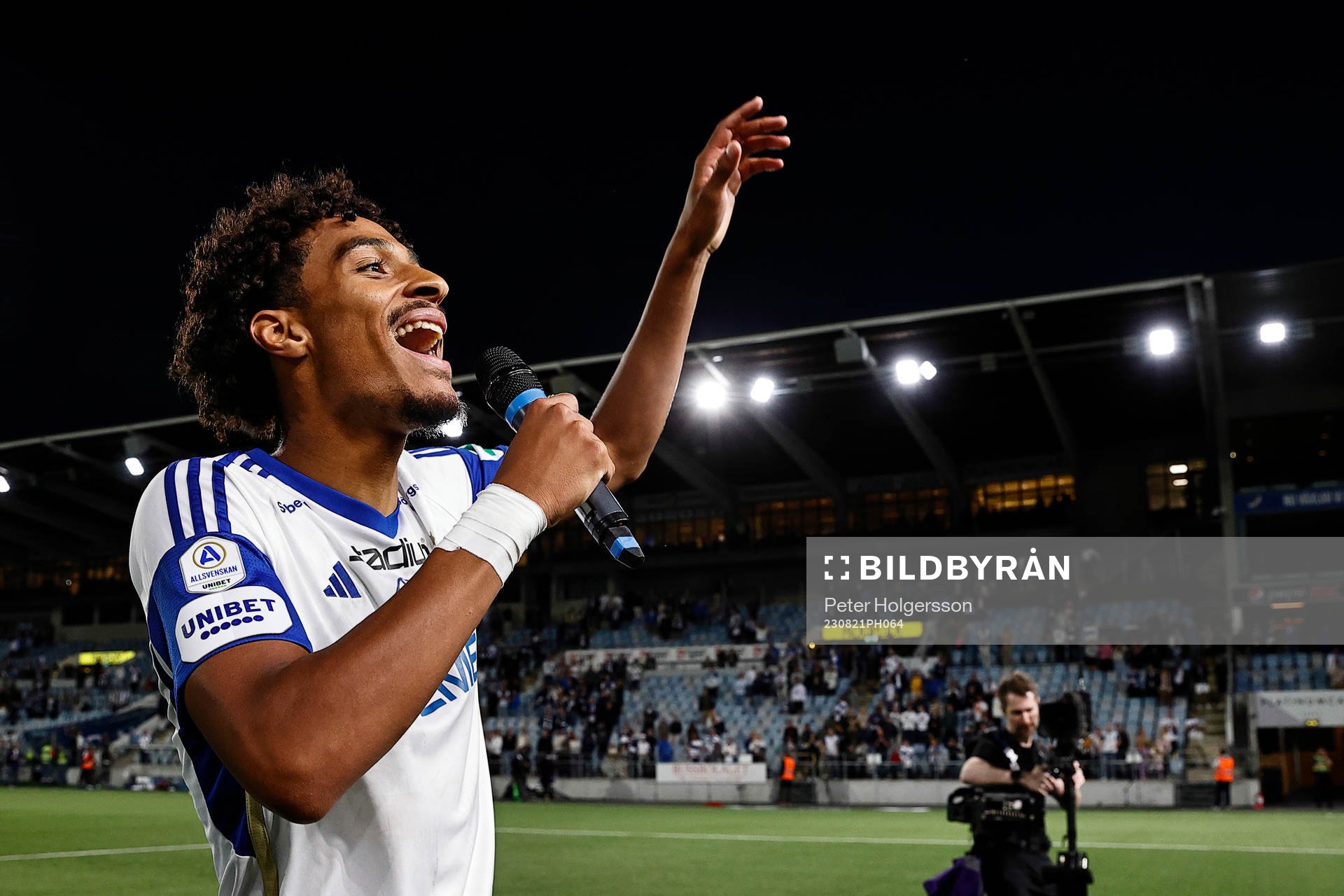 IFK Norrköpings Jesper Ceesay (tidigare AIK) sjunger med