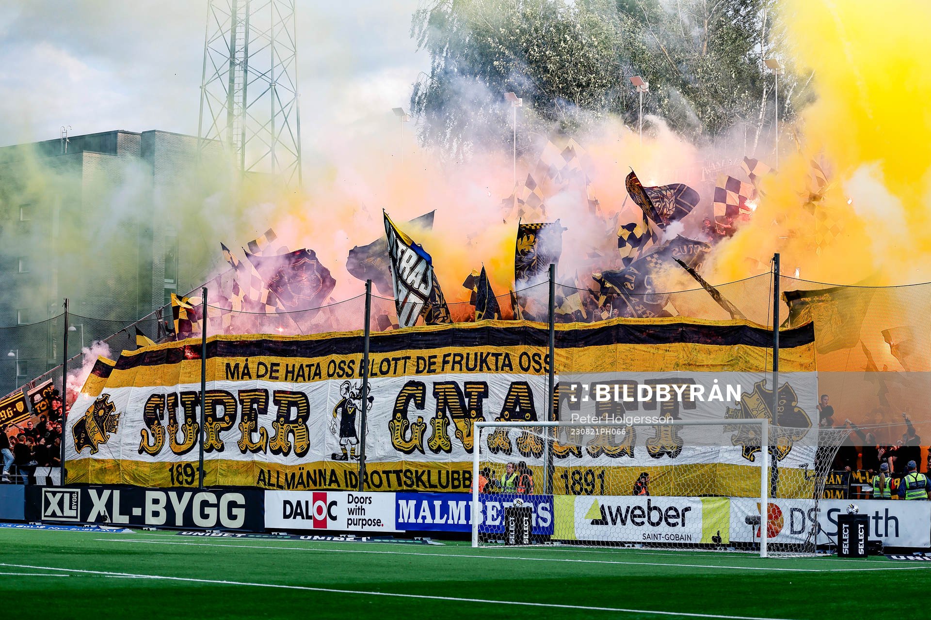 s supporters med pyroteknik
