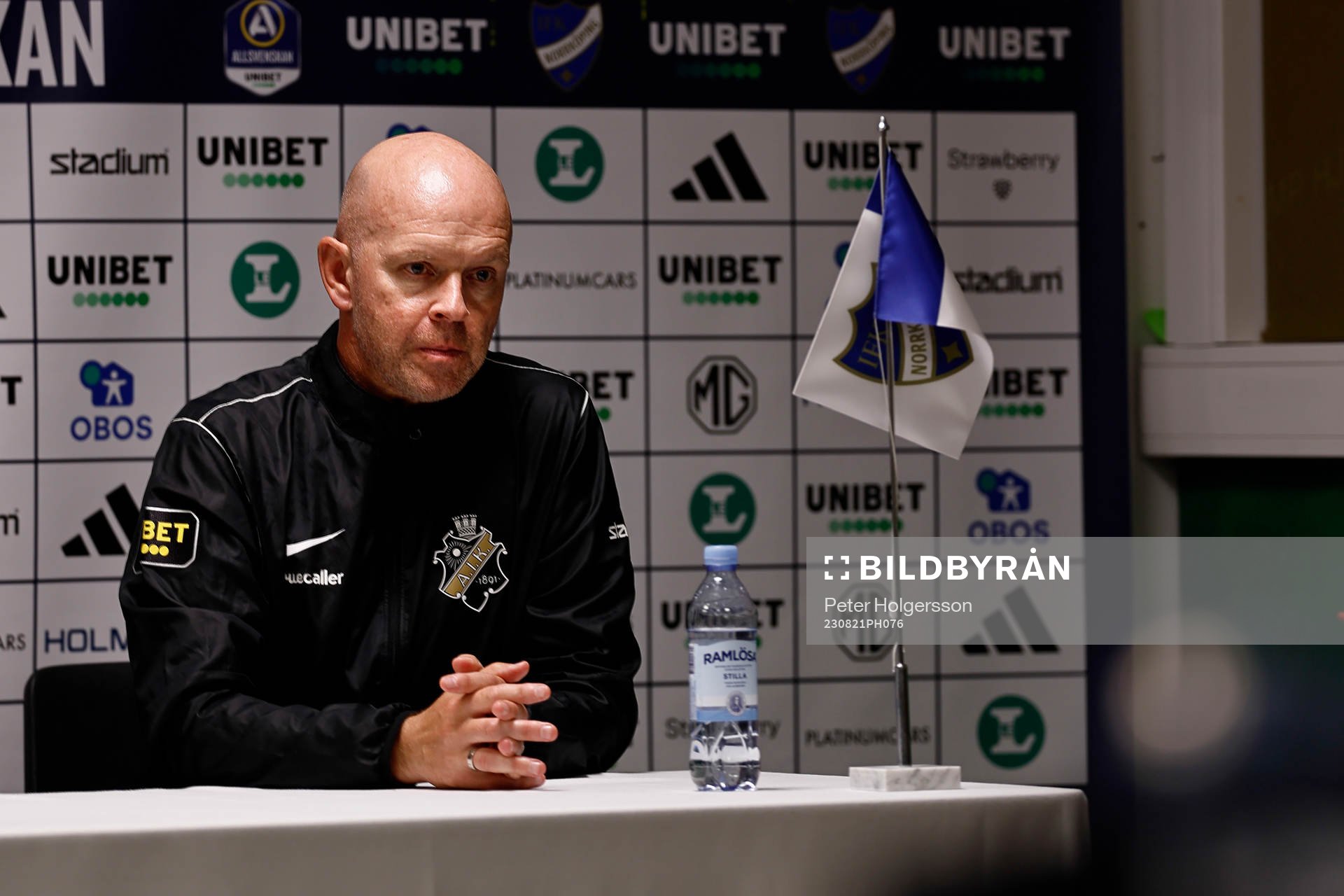 AIKs tränare Henning Berg deppar