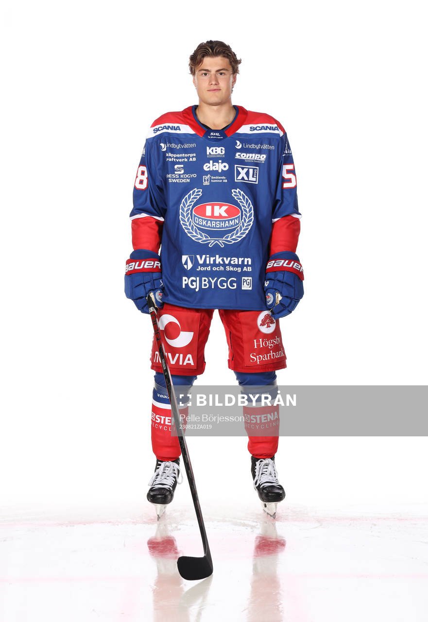 Oskarshamns Hugo Jonassonposerar för ett porträtt