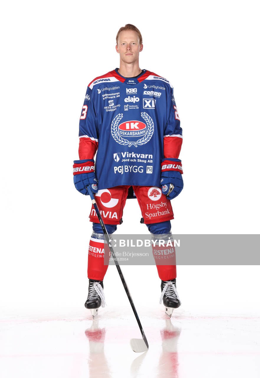Oskarshamns Gustaf Westlundposerar för ett porträtt