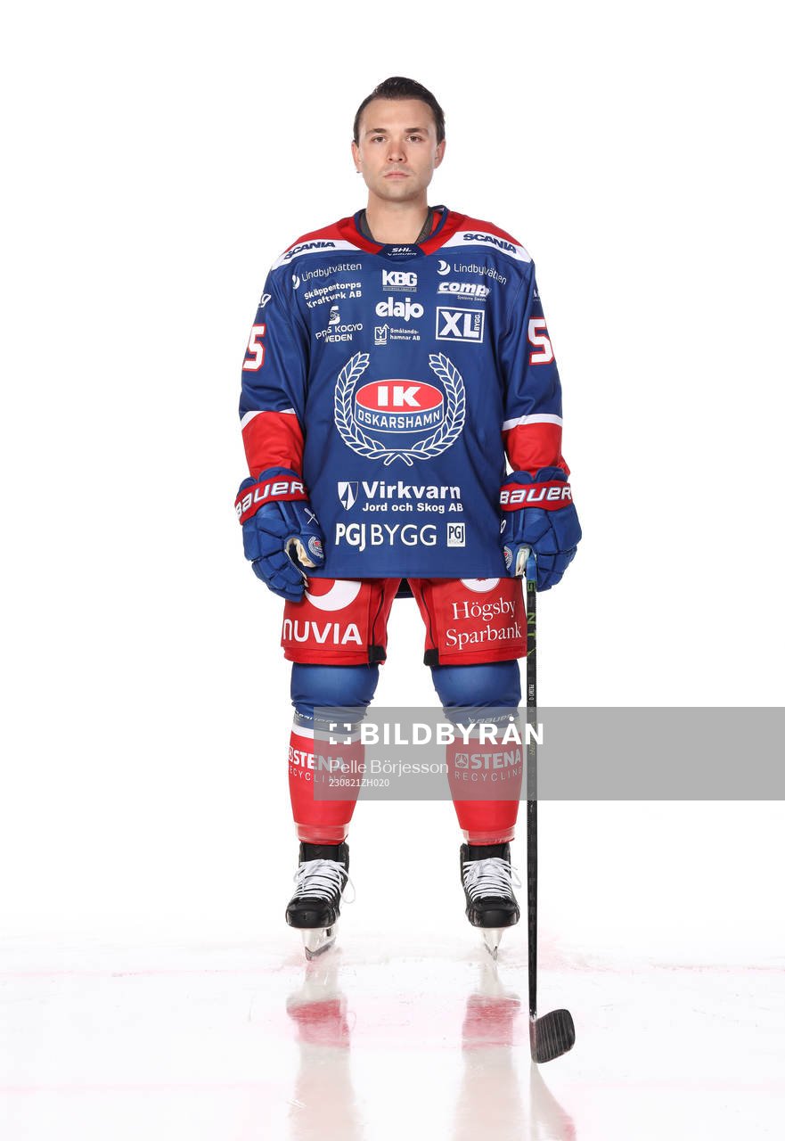 Oskarshamns David Quennevilleposerar för ett porträtt