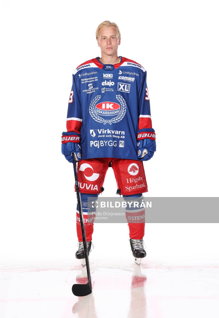 Oskarshamns Oskar Asplundposerar för ett porträtt