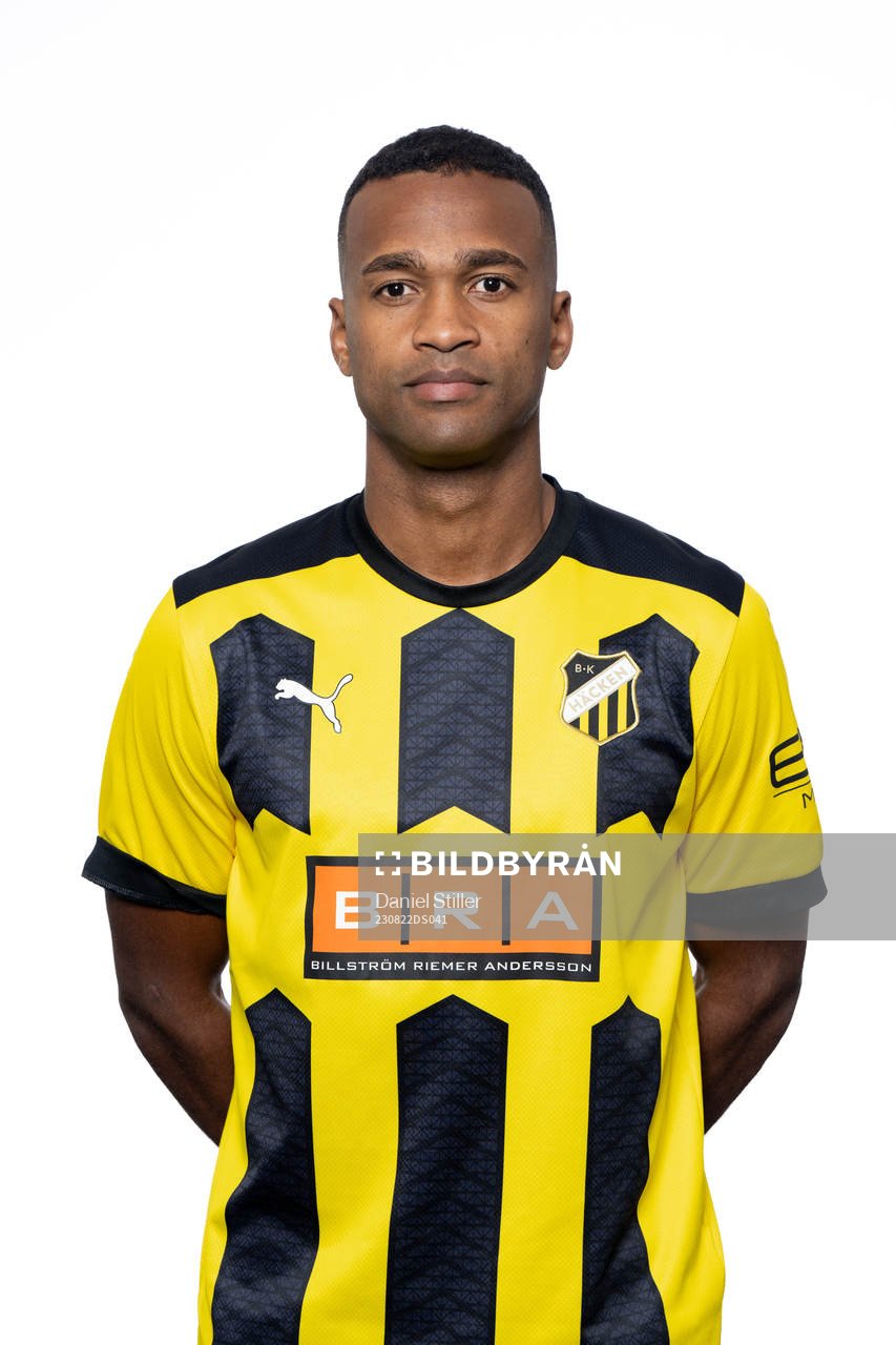 Ola Kamara under en porträttfotografering  i Häckens tröjor för europaspel  den 22 augusti 2023 i Göteborg. 
